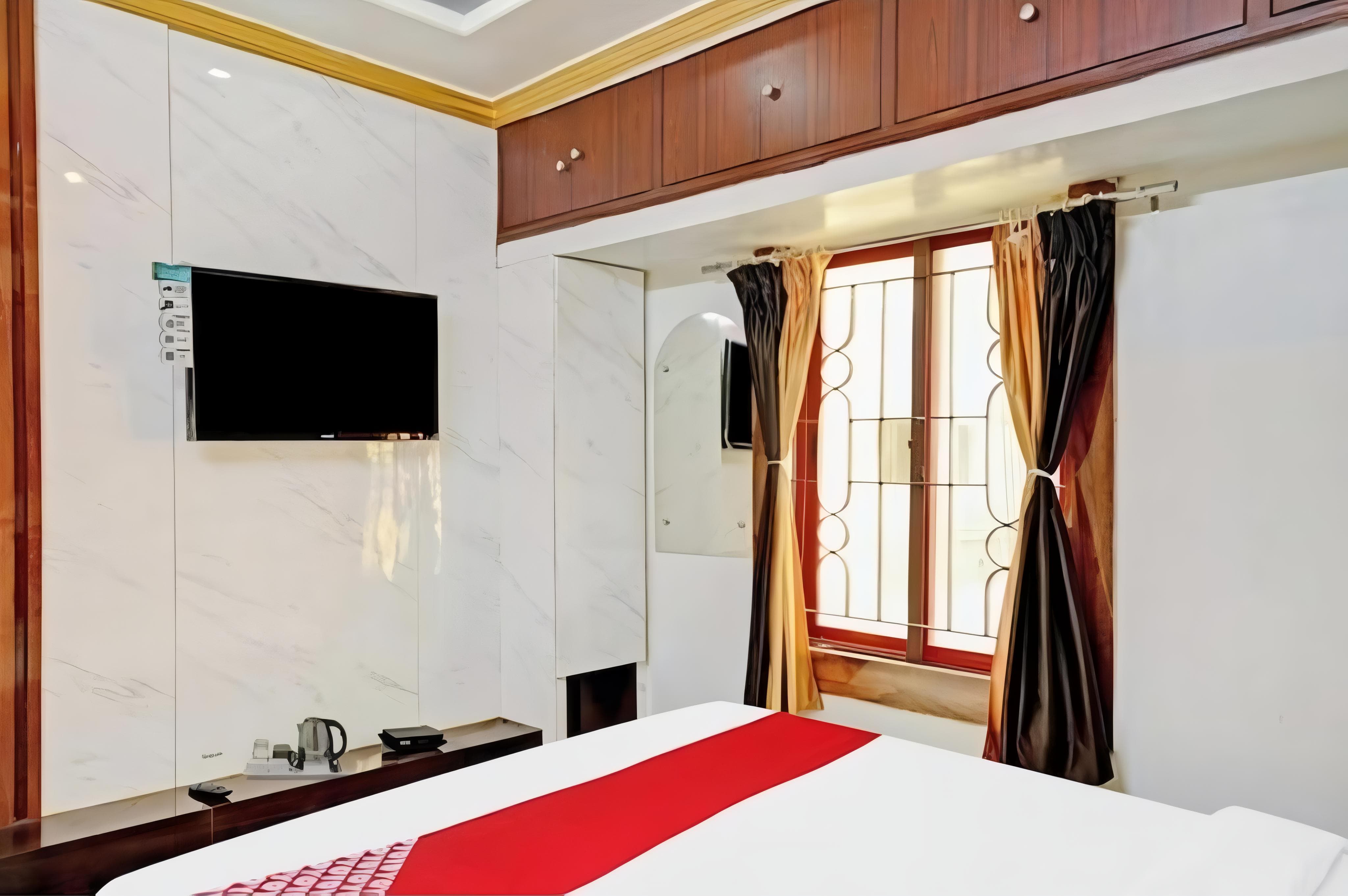 Om Shanti Guest House - Near Ruby General Hospital & Science City - Tap to explore photos