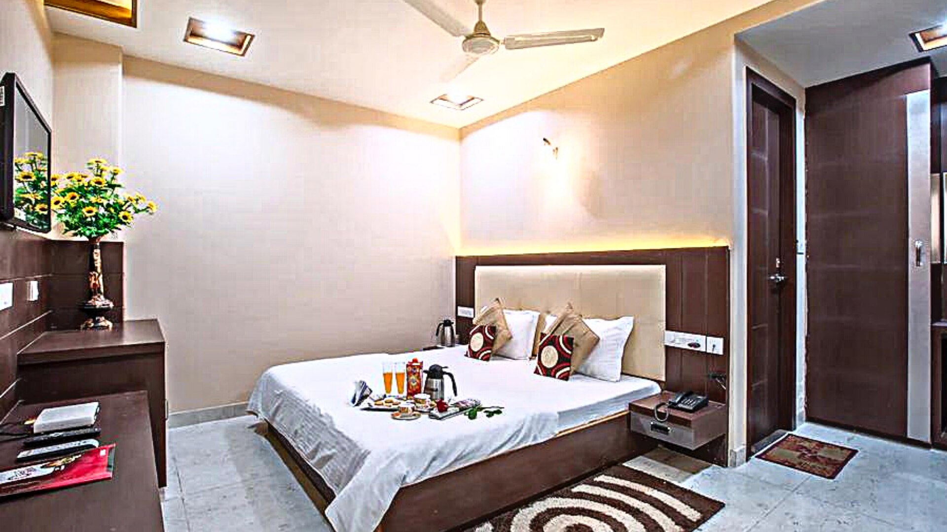 Hari Priya Guest House - Tap to explore photos