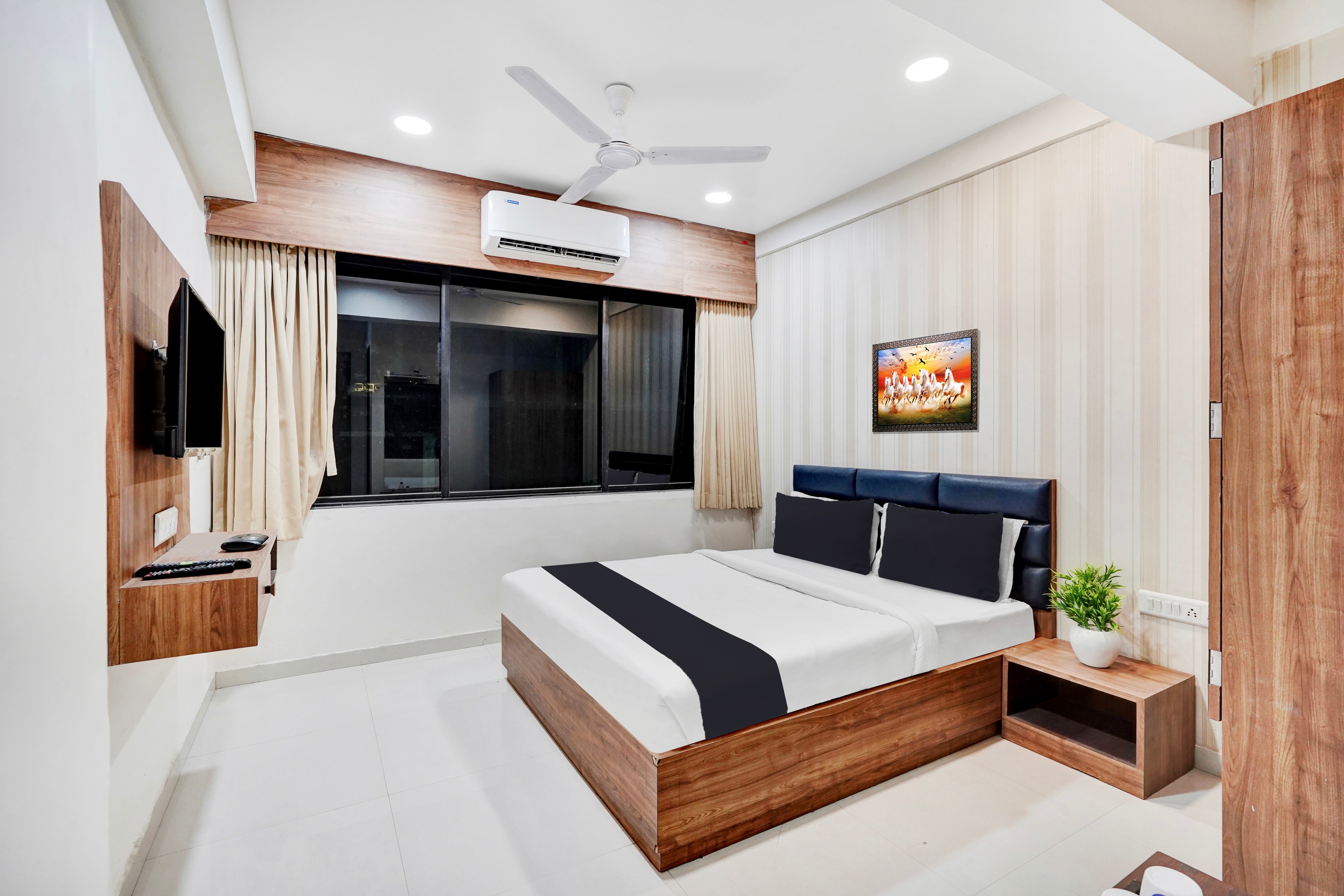 Super Collection O Kudasan Gandhinagar Formerly Hotel Royal Mansion - Tap to explore photos