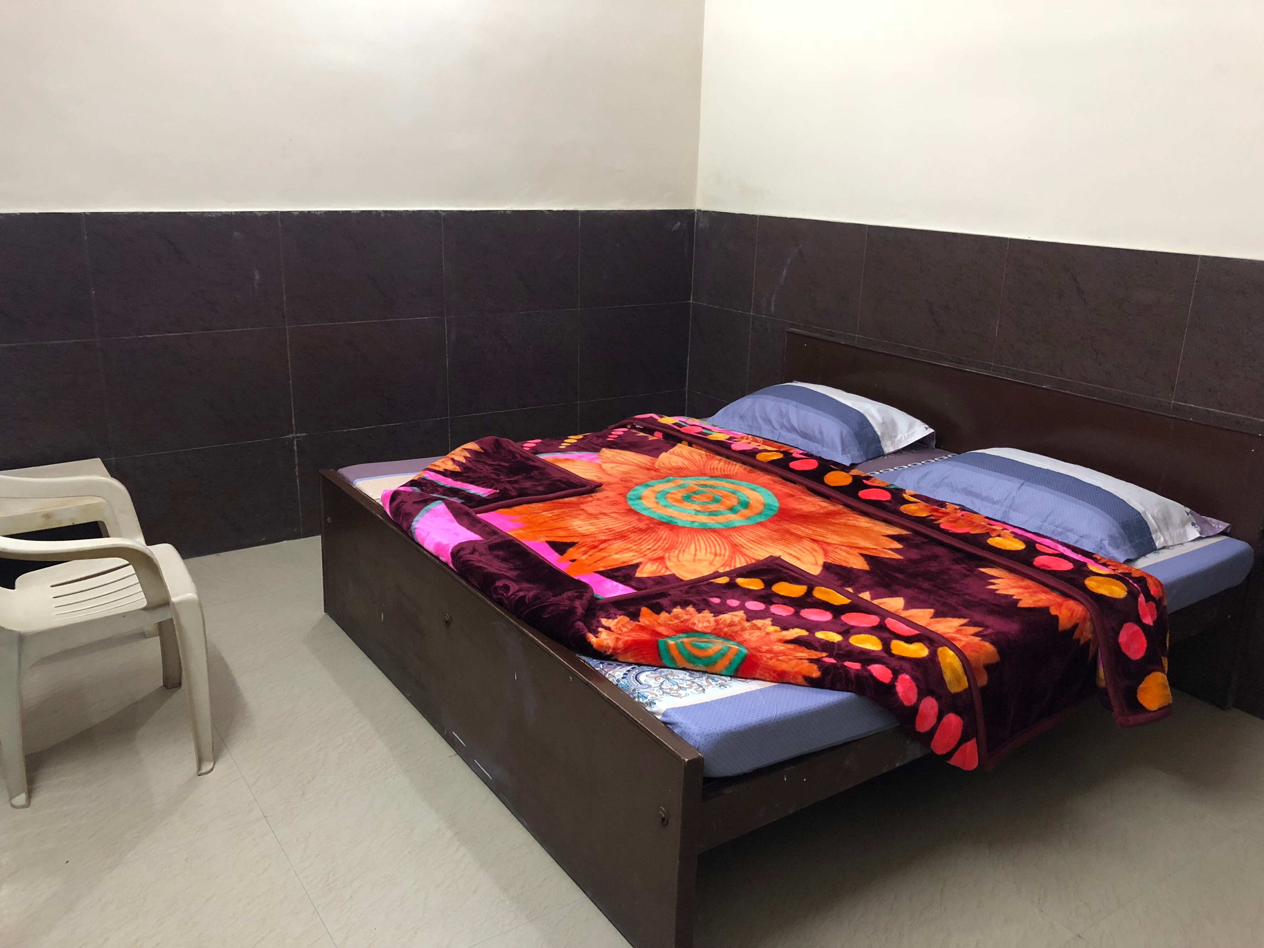 Shri Girdhar Gopal Guest House - Tap to explore photos