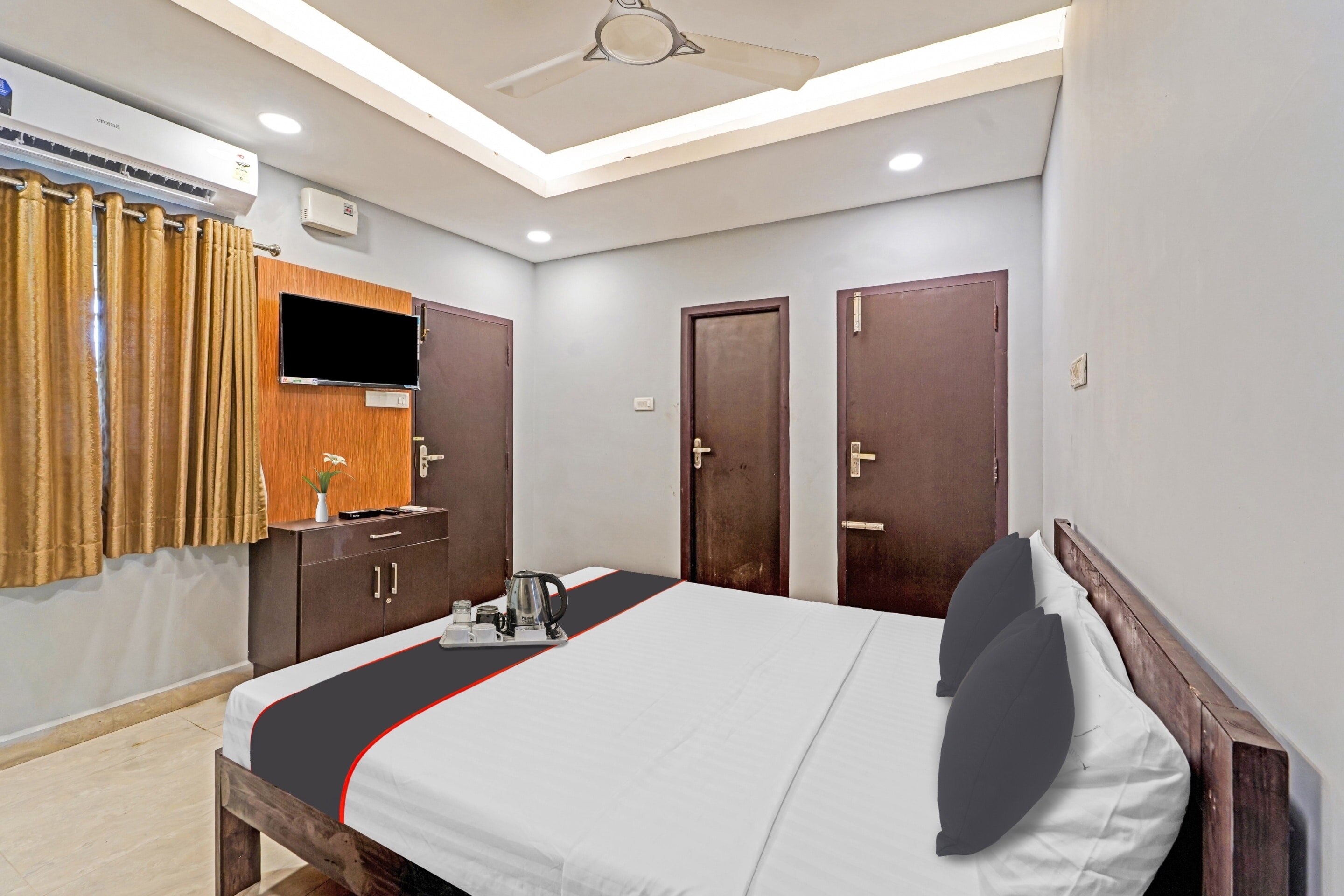 Super Hotel O J2 Service Apartment - Tap to explore photos