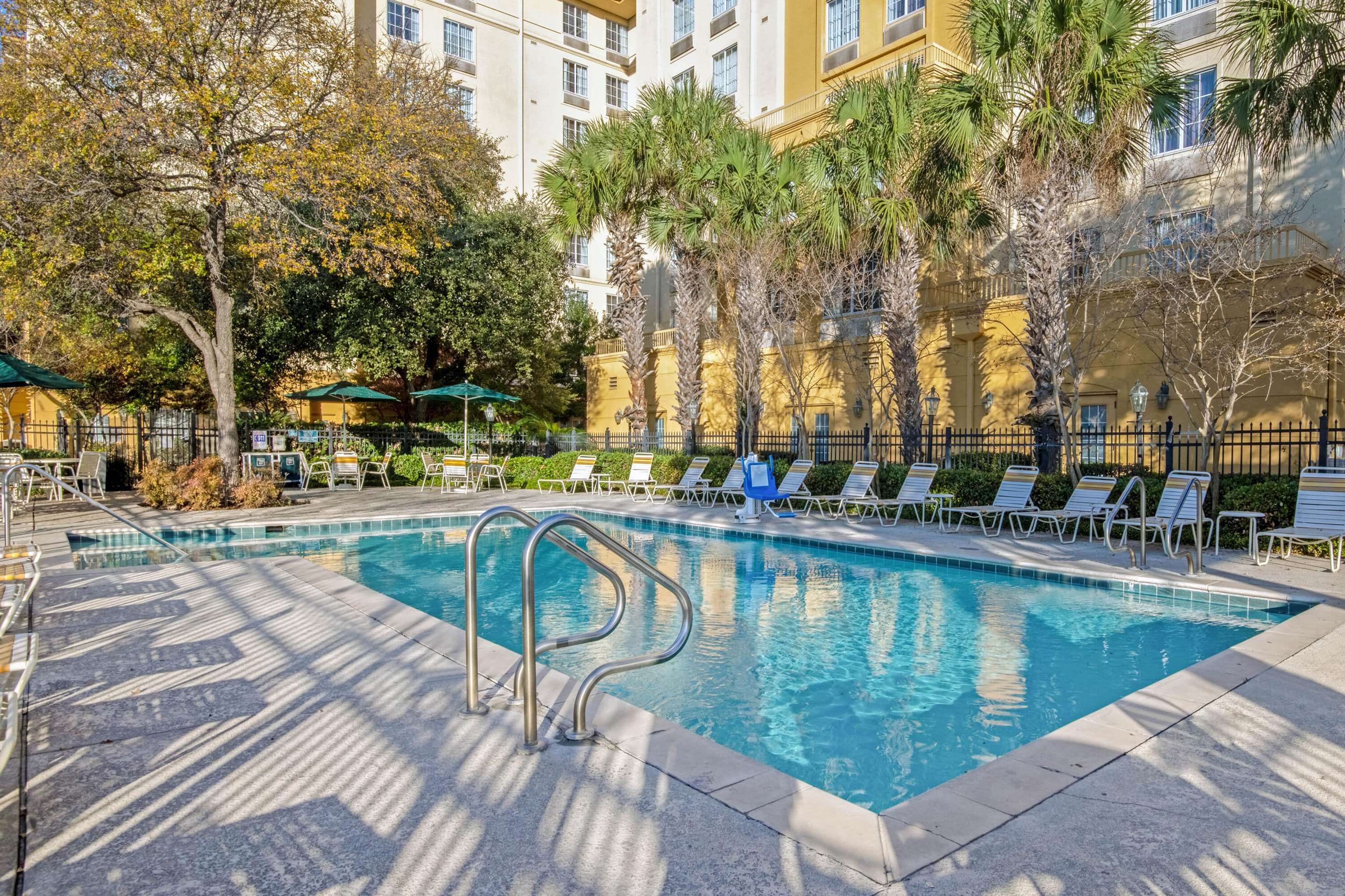 La Quinta Inn & Suites by Wyndham San Antonio Airport - Tap to explore photos