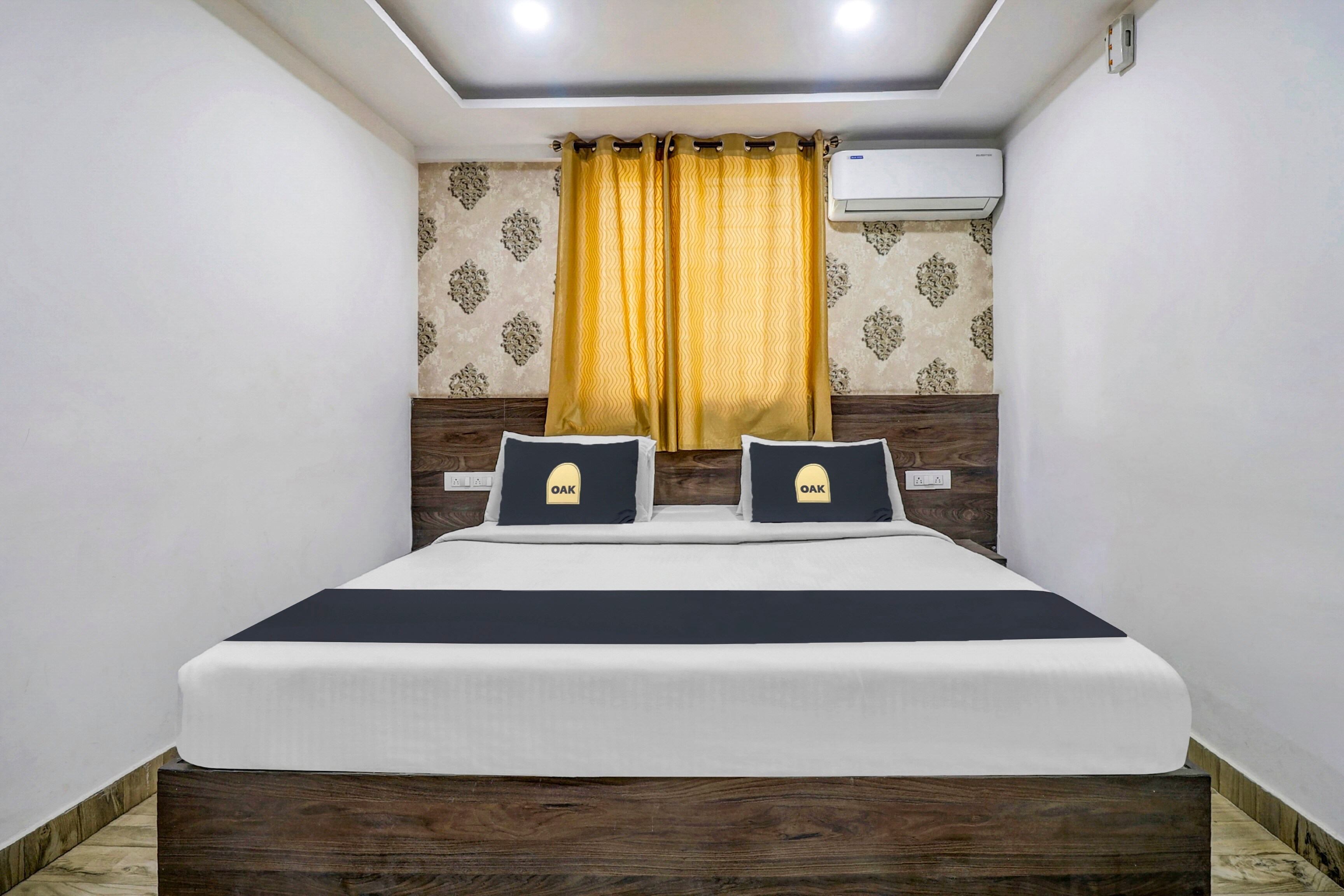 Townhouse OAK SRK White Inn Near Ragigudda Sri Prasanna Anjaneyaswamy Temple - Tap to explore photos