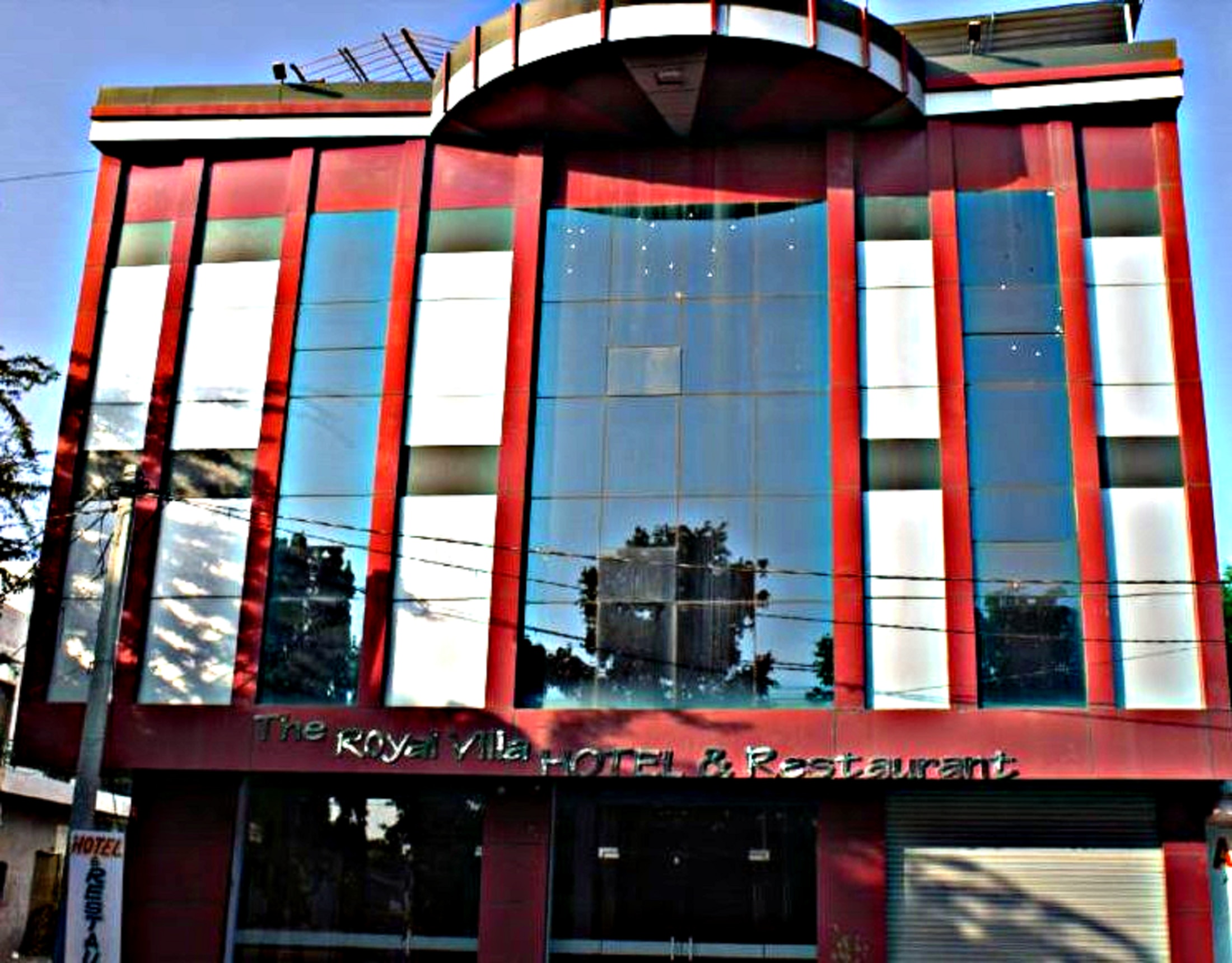 The Royal Villa Hotel and Restaurant - Tap to explore photos