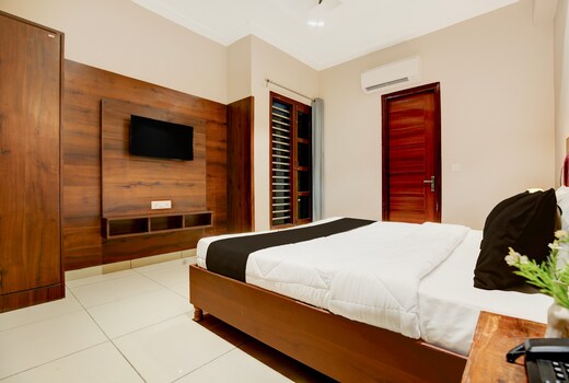 Super Townhouse Dera Bassi