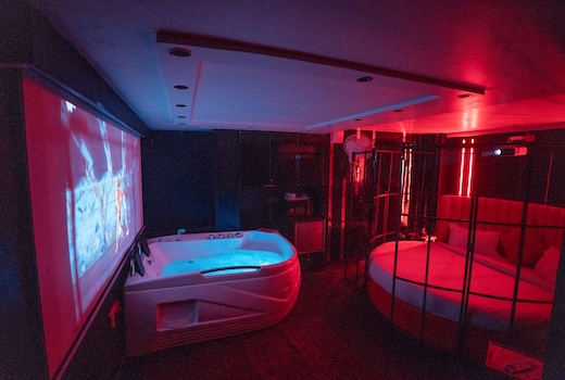 Orsom Stays Sassy - Sector 42