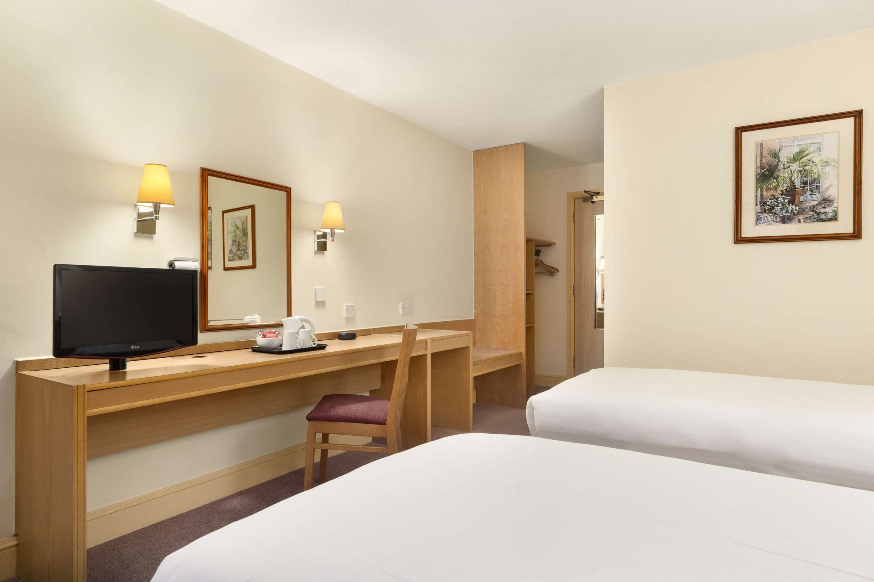 Days Inn by Wyndham Sevenoaks Clacket Lane - Tap to explore photos