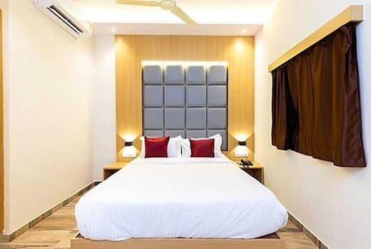 FabHotel Aarti Residency