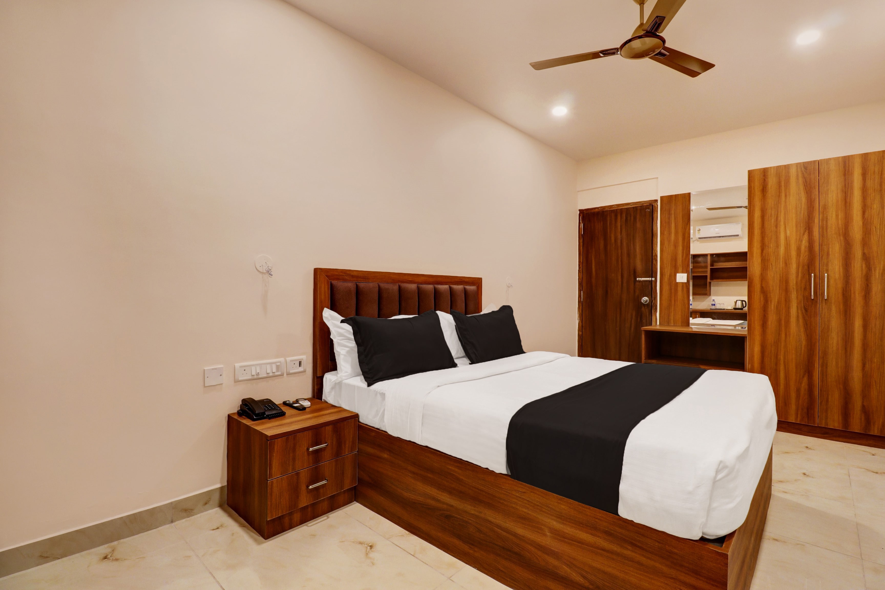 Super Townhouse Arekere Near Mithai Mahal - Tap to explore photos