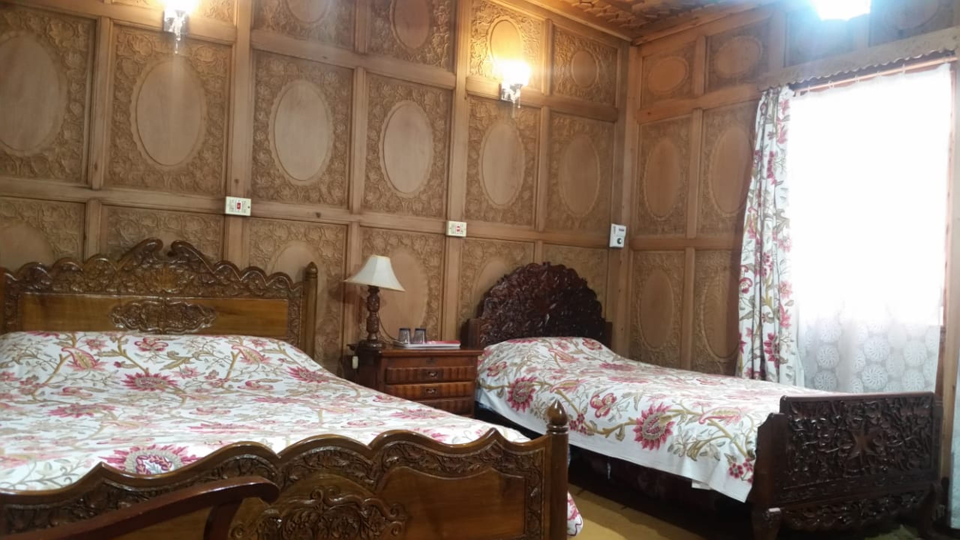 Bostan Gulistan Houseboat - Tap to explore photos