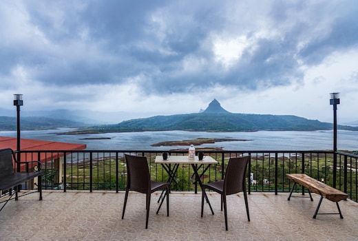 SaffronStays Blue Infinitum Lakeview, Pawna