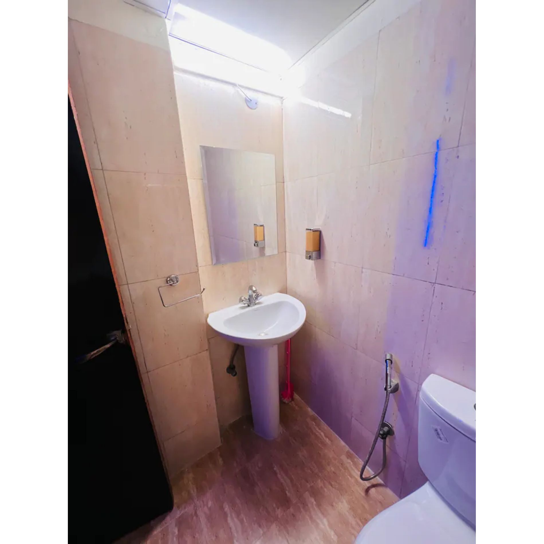 Jubilant Studio:High Rise private *studio* - Tap to explore photos