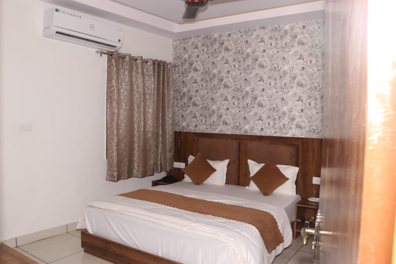 Hotel Rose Inn Haridwar - Tap to explore photos