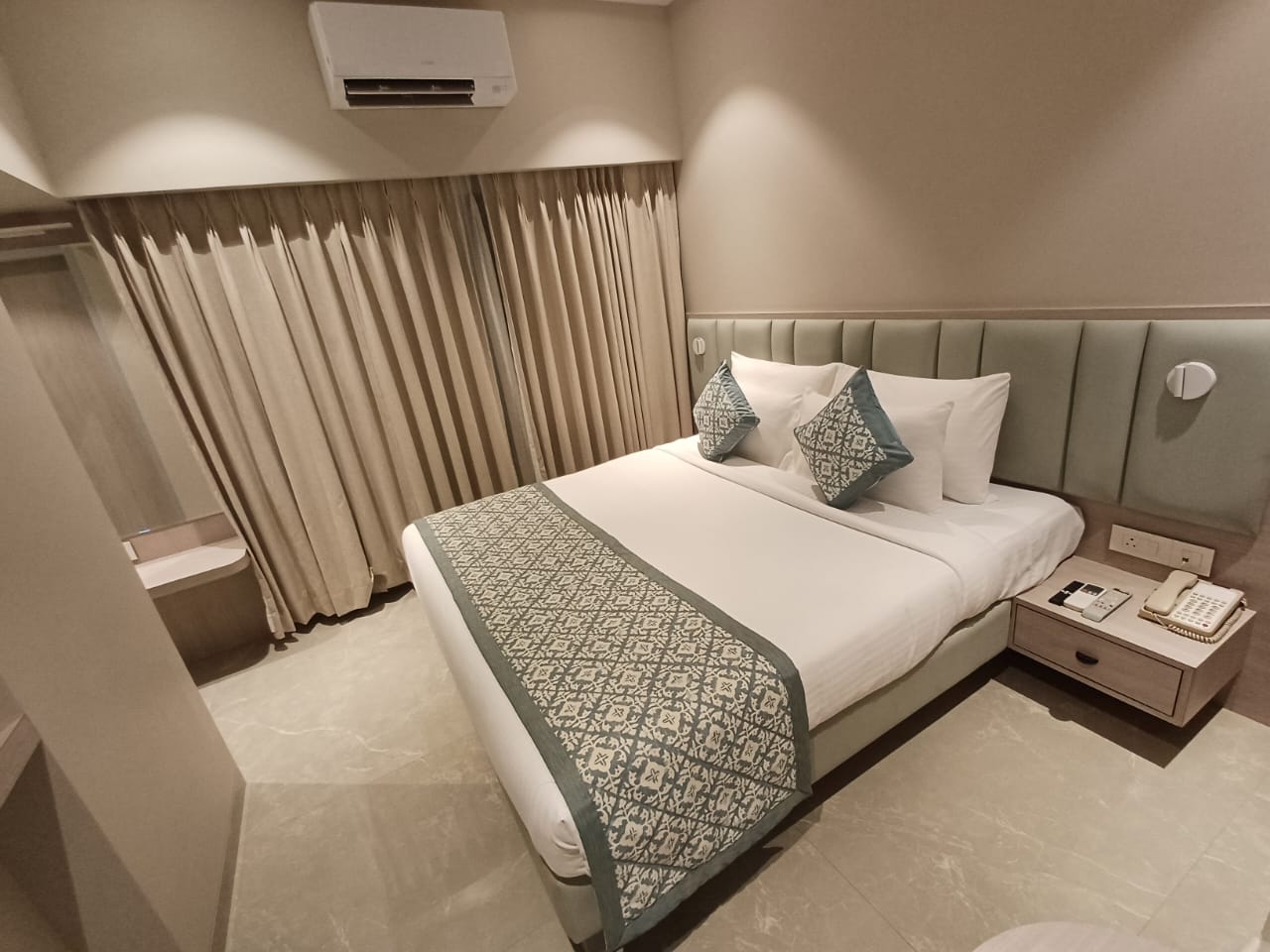 DELUXE ROOM-KING BED 1
