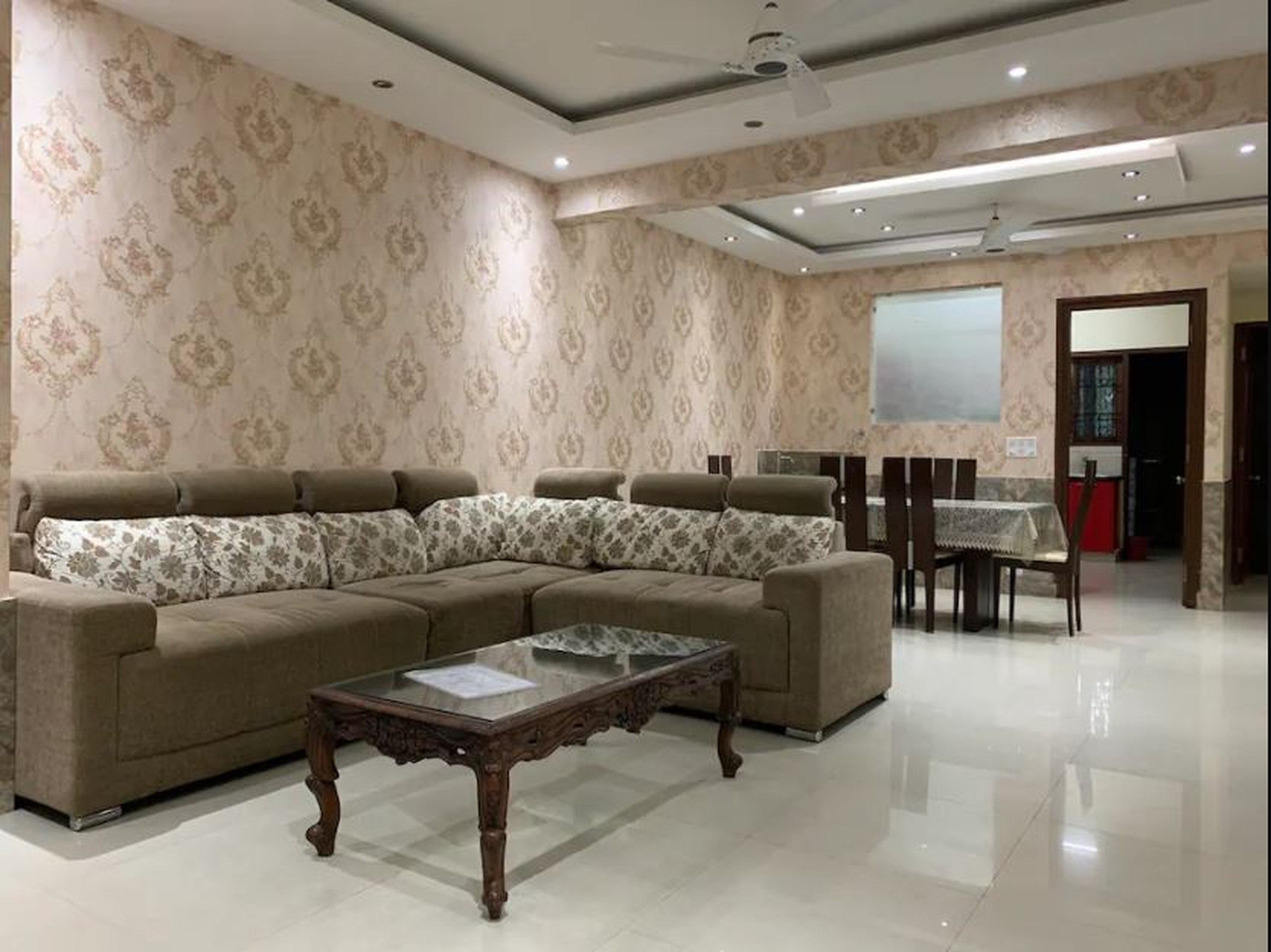 Luxurious 3bhk in the heart of the city - Tap to explore photos