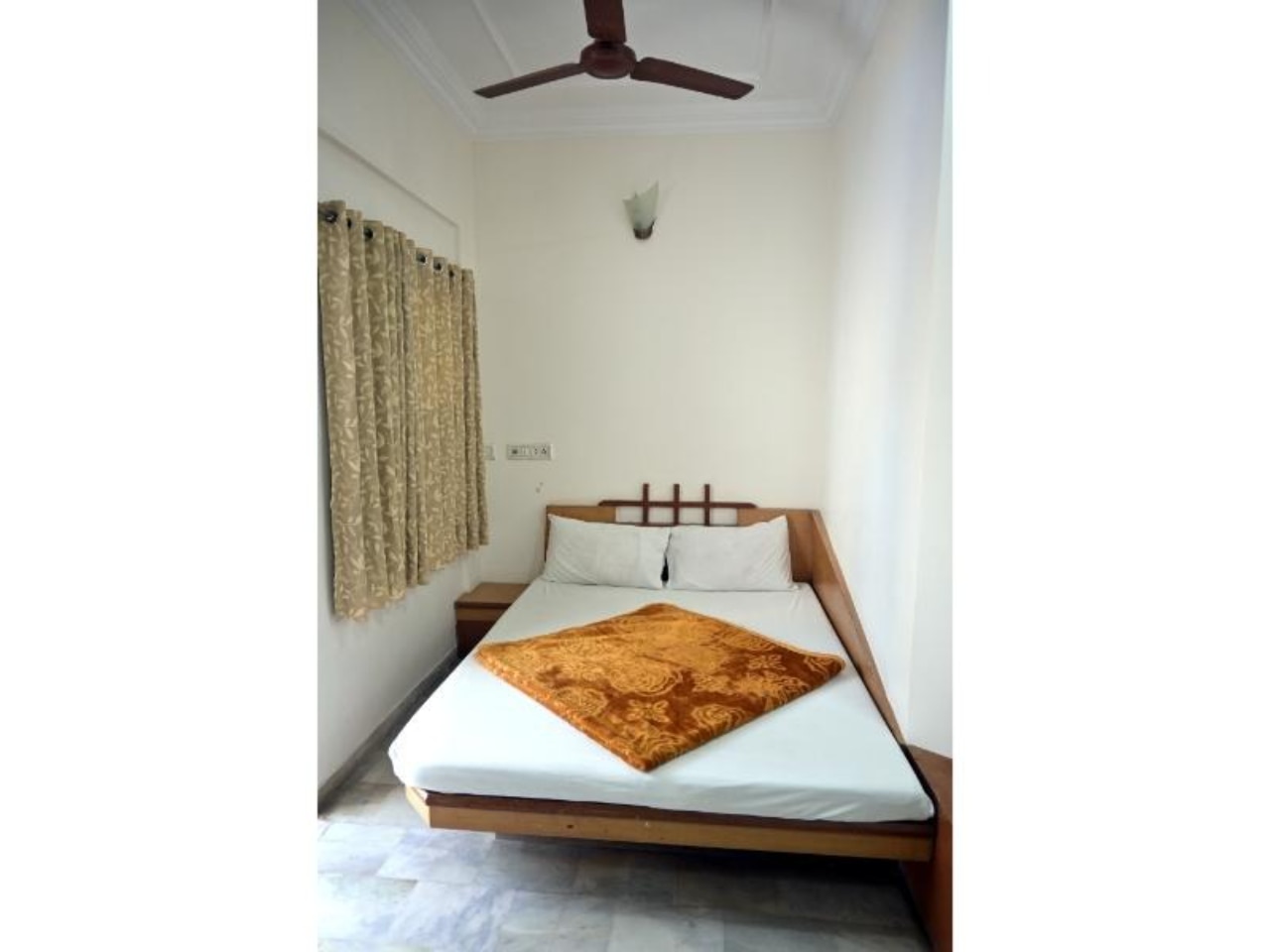 Hotel Roshan Palace - Tap to explore photos