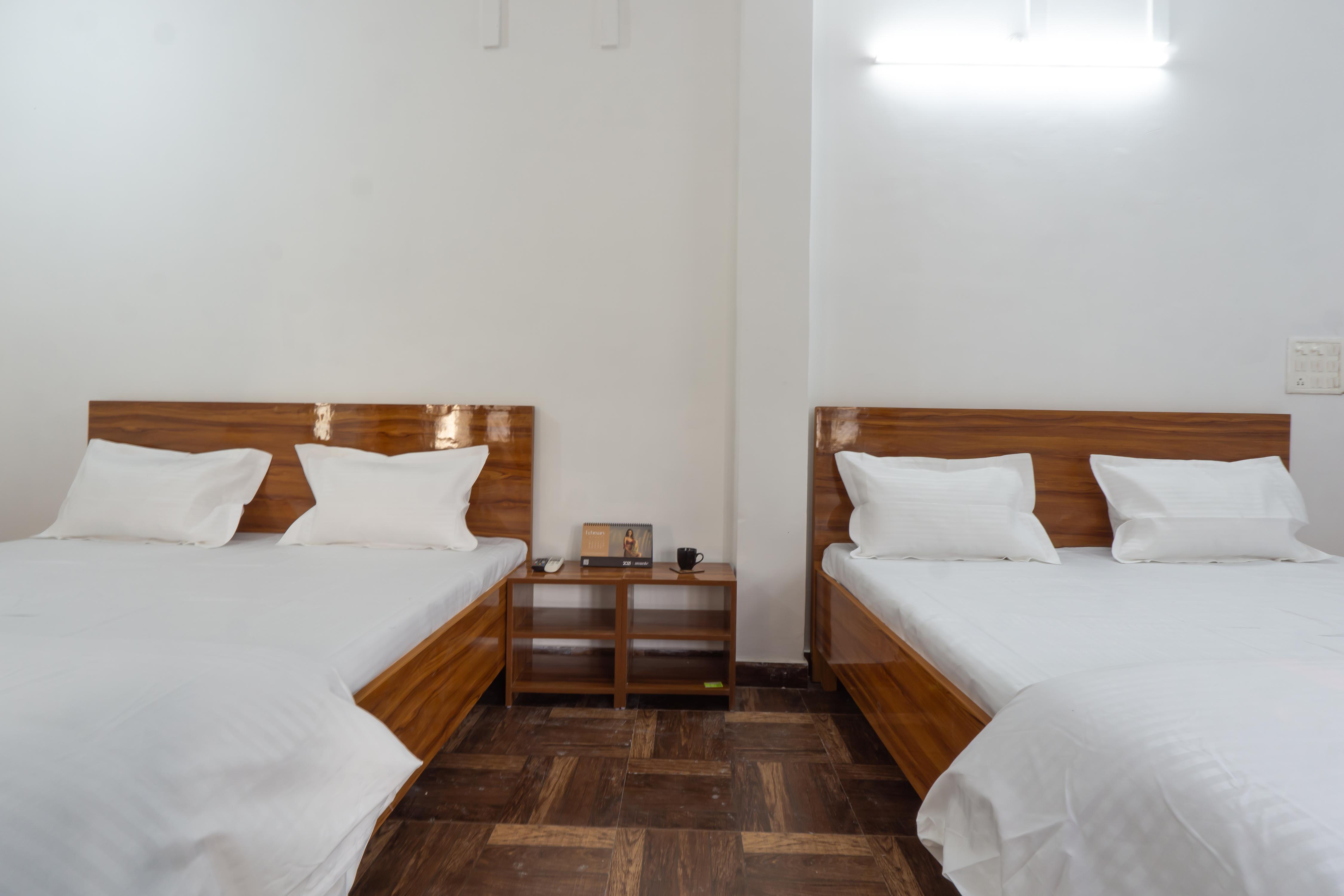 Cozy Corner |1BR| AC Twin King |Shared Homestay with CloudKitchen |FF| By Homeyhuts - Tap to explore photos