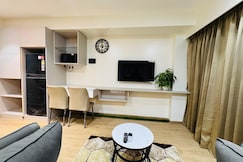 Cozy Tavern Near Airport by superhomes, Pune
