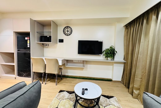 Cozy Tavern Near Airport by superhomes
