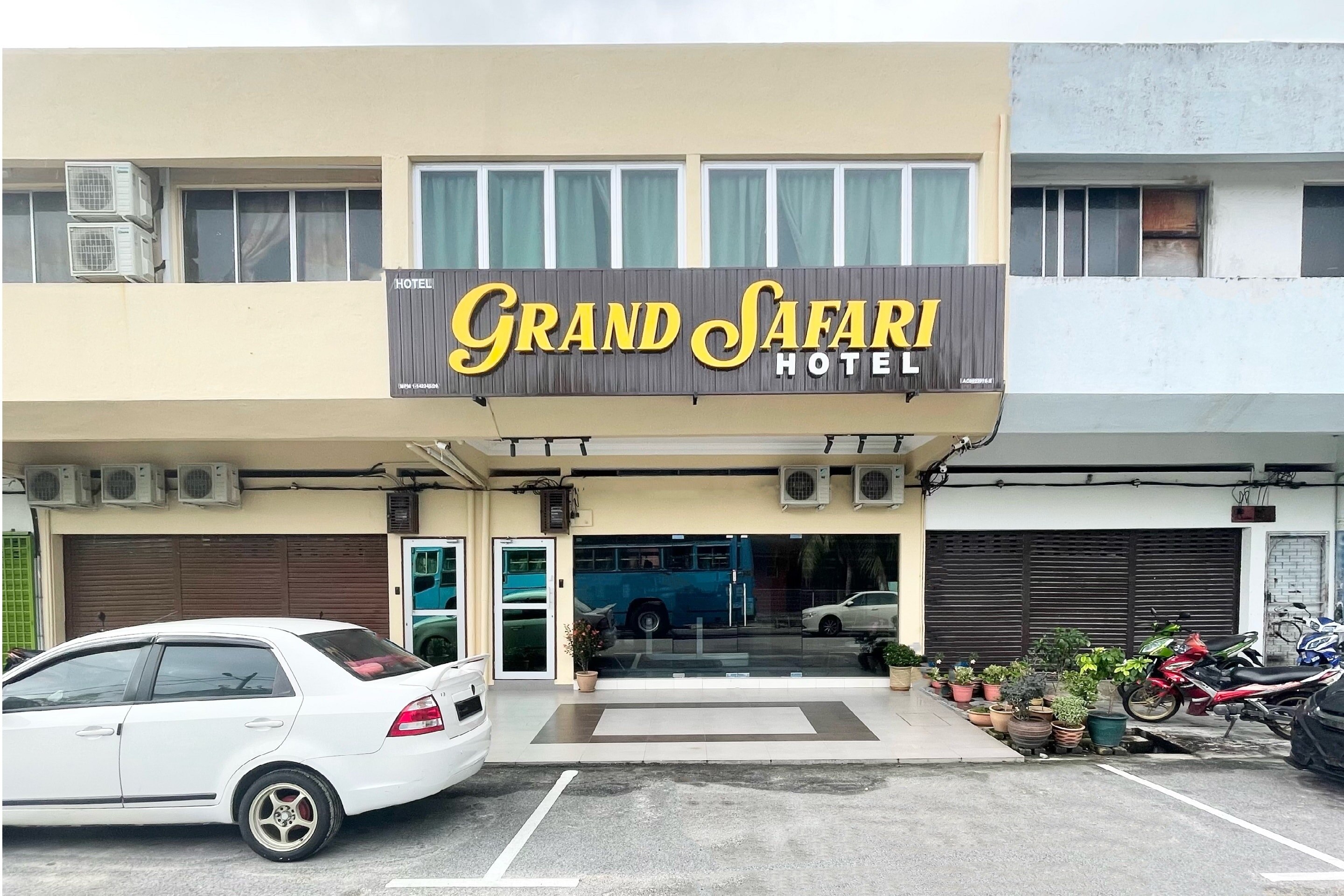 OYO 90369 Safari Hotel Lumut - Tap to explore photos