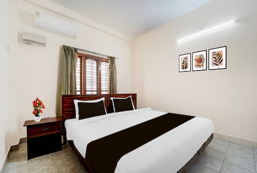 Super Hotel O Pathanamthitta Near Mahatma Gandhi Statue