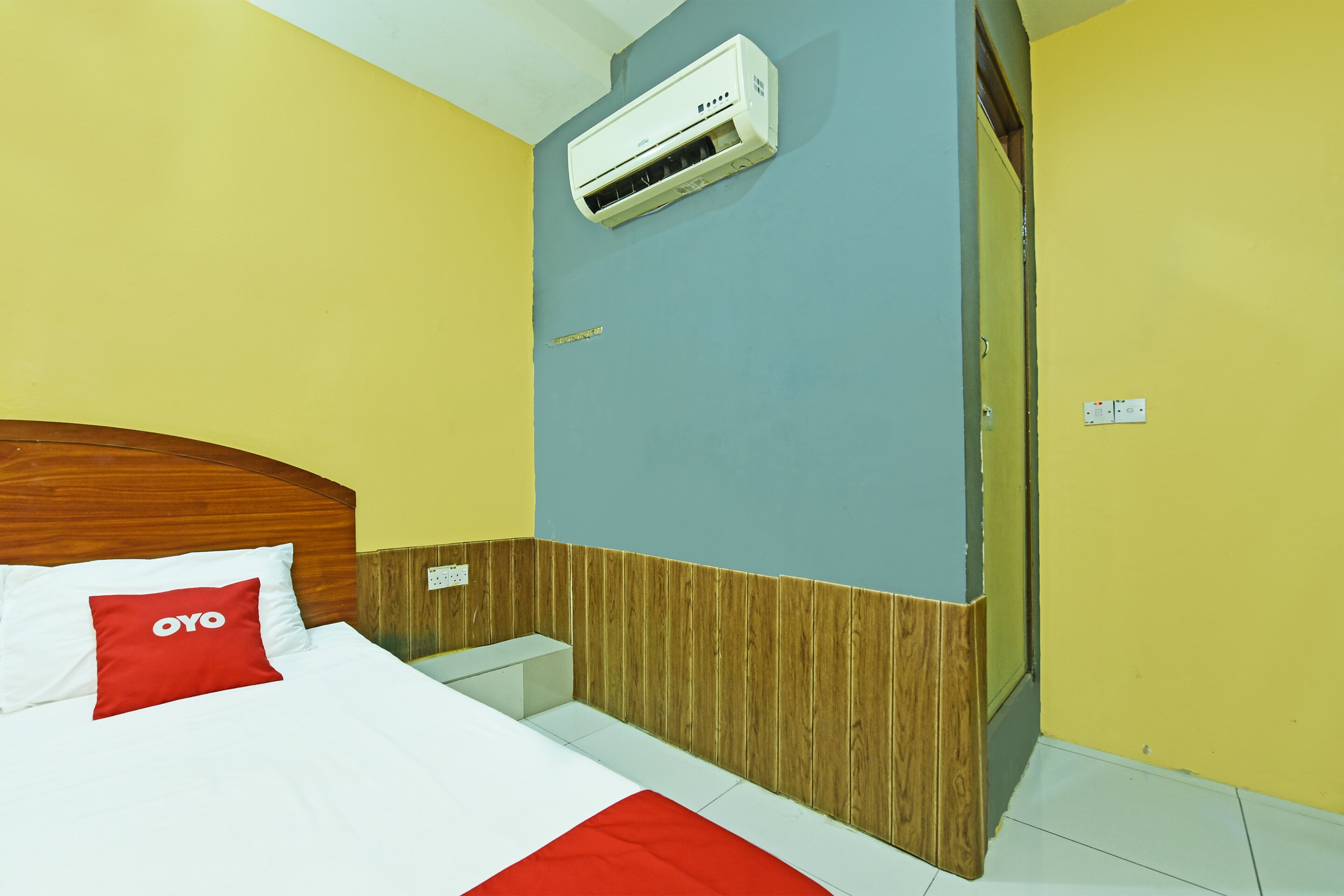 OYO 89656 Melati Hotel Nilai - Tap to explore photos