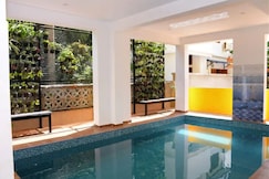 Le premier inn - with a swimming pool, beside the bay, Auroville