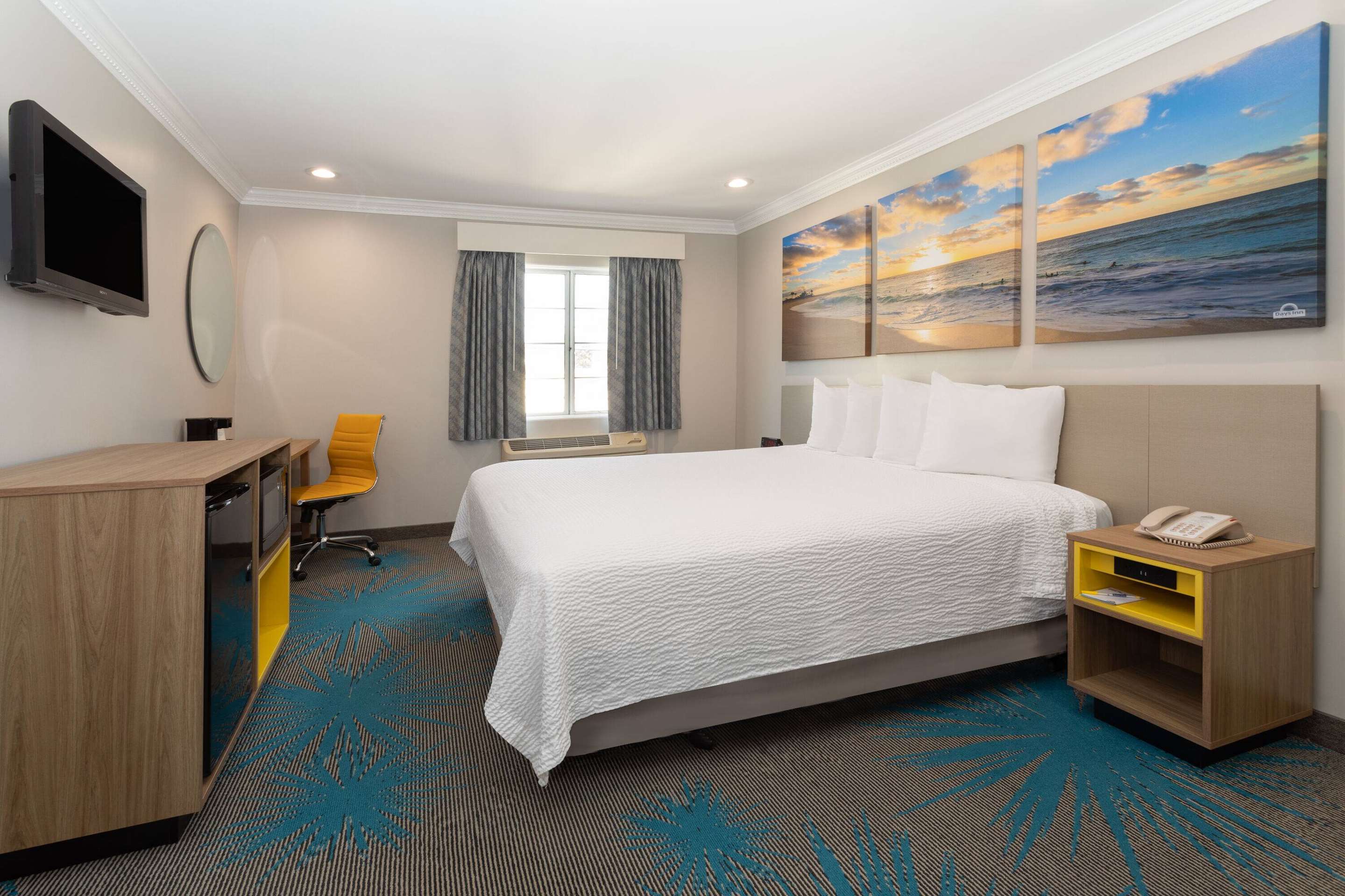 Days Inn by Wyndham Santa Monica - Tap to explore photos