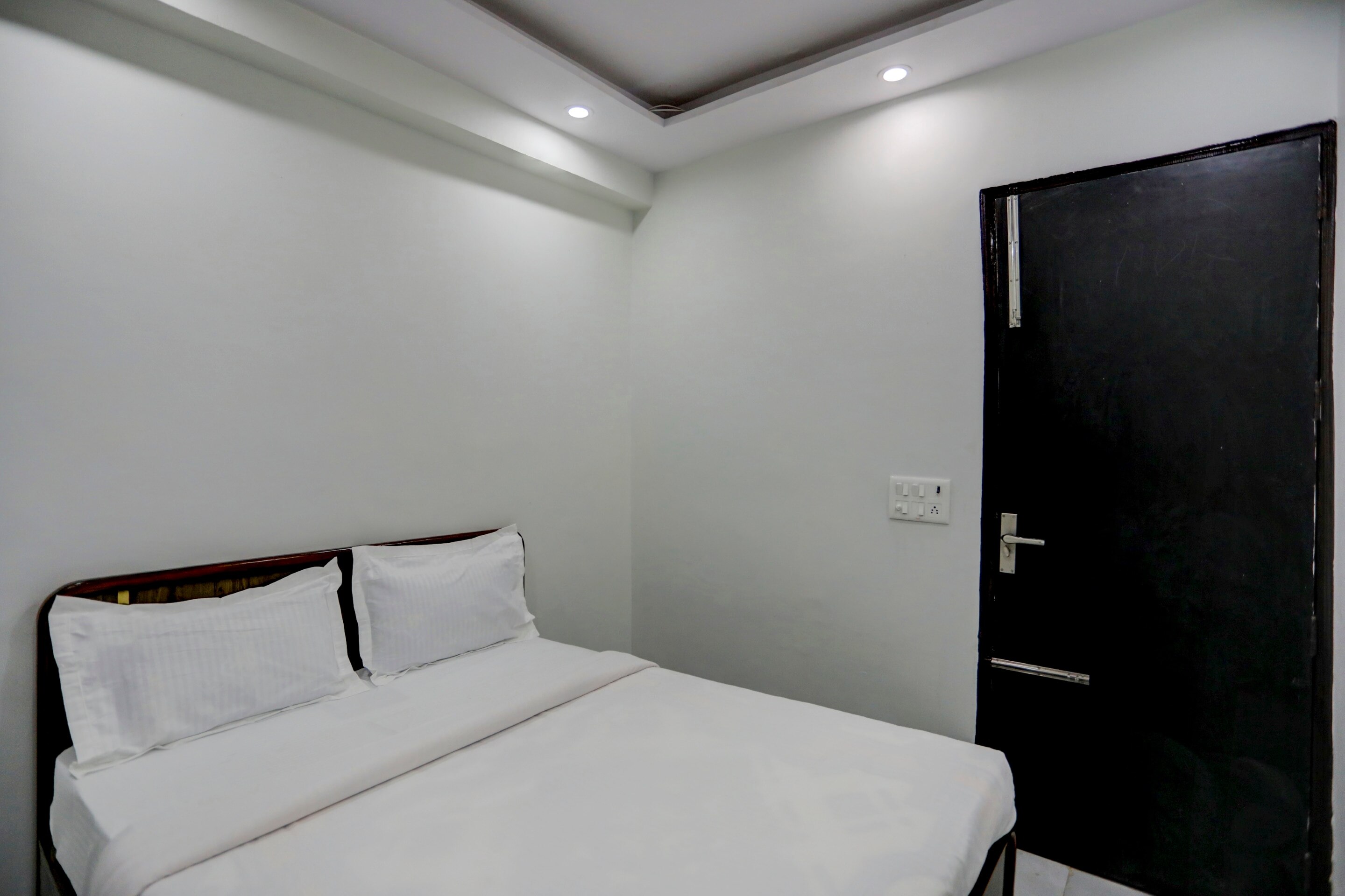 Hotel O Metro Plus Near Nangloi Metro Station - Tap to explore photos