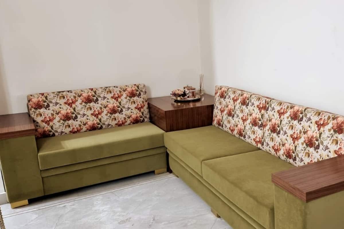 A Delightful Room | DLF-2 | Behind MG Metro - Tap to explore photos