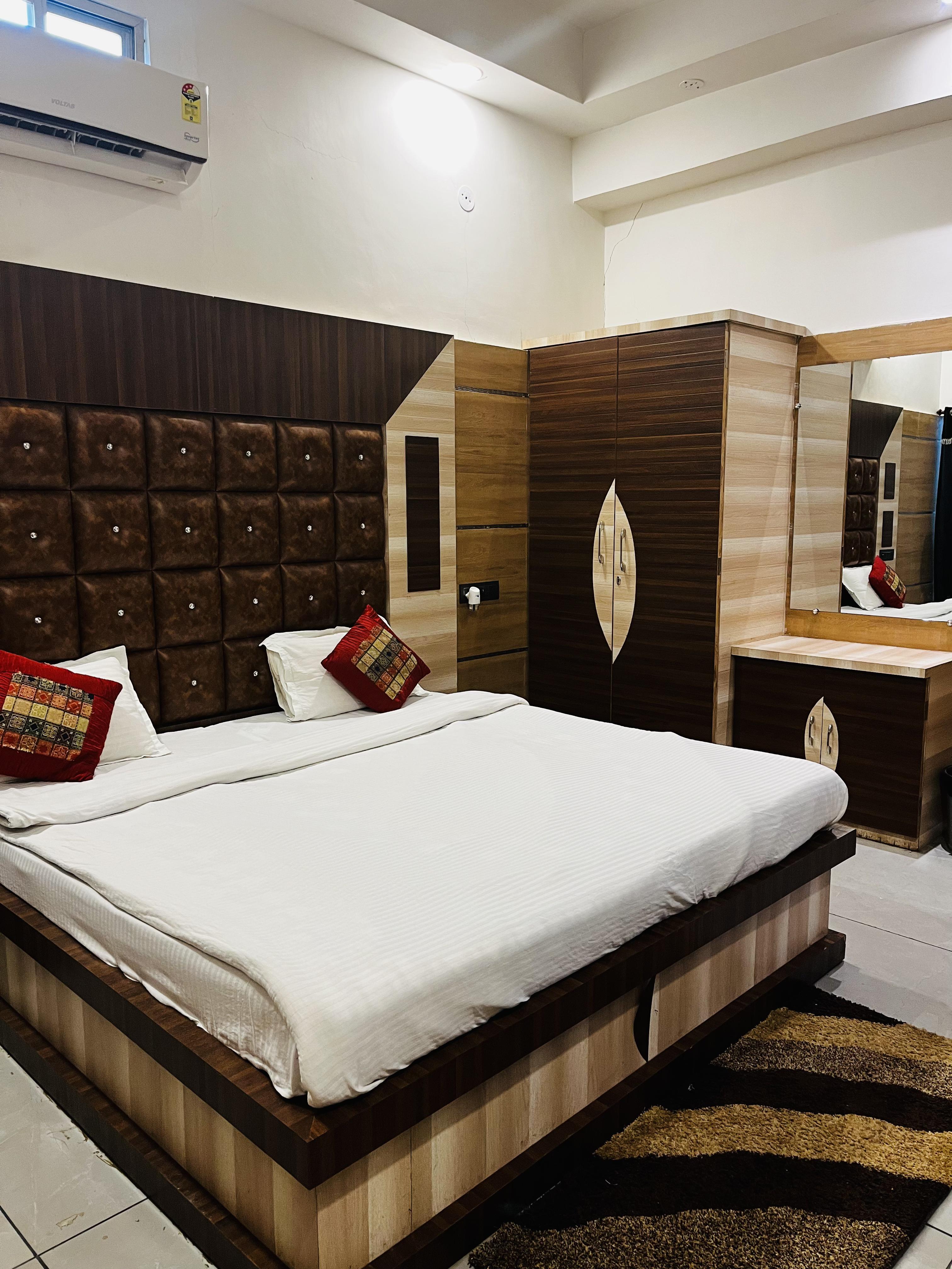 Hotel Heeramani Inn - Tap to explore photos