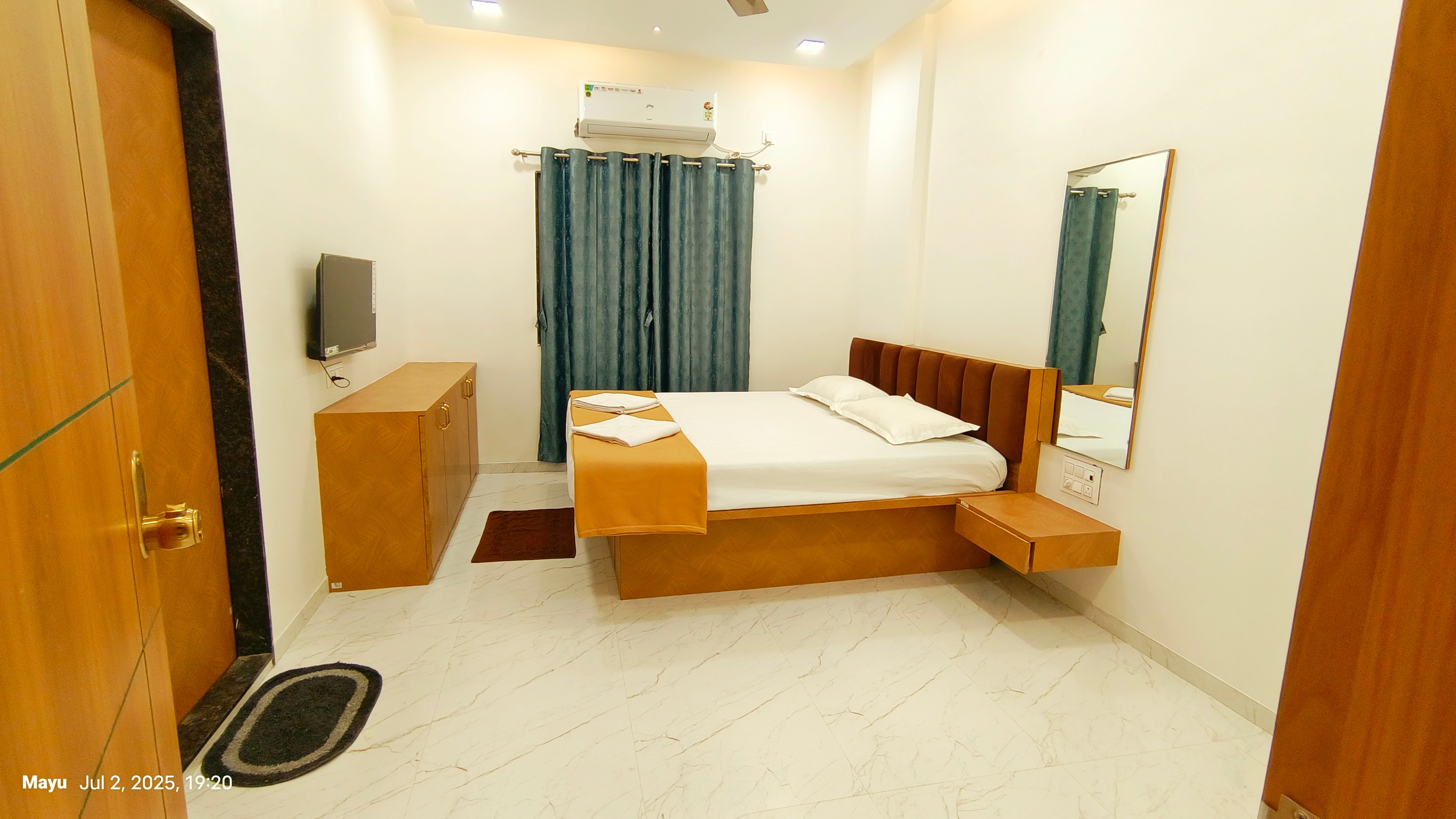 Kanchan Deluxe Lodging - Tap to explore photos