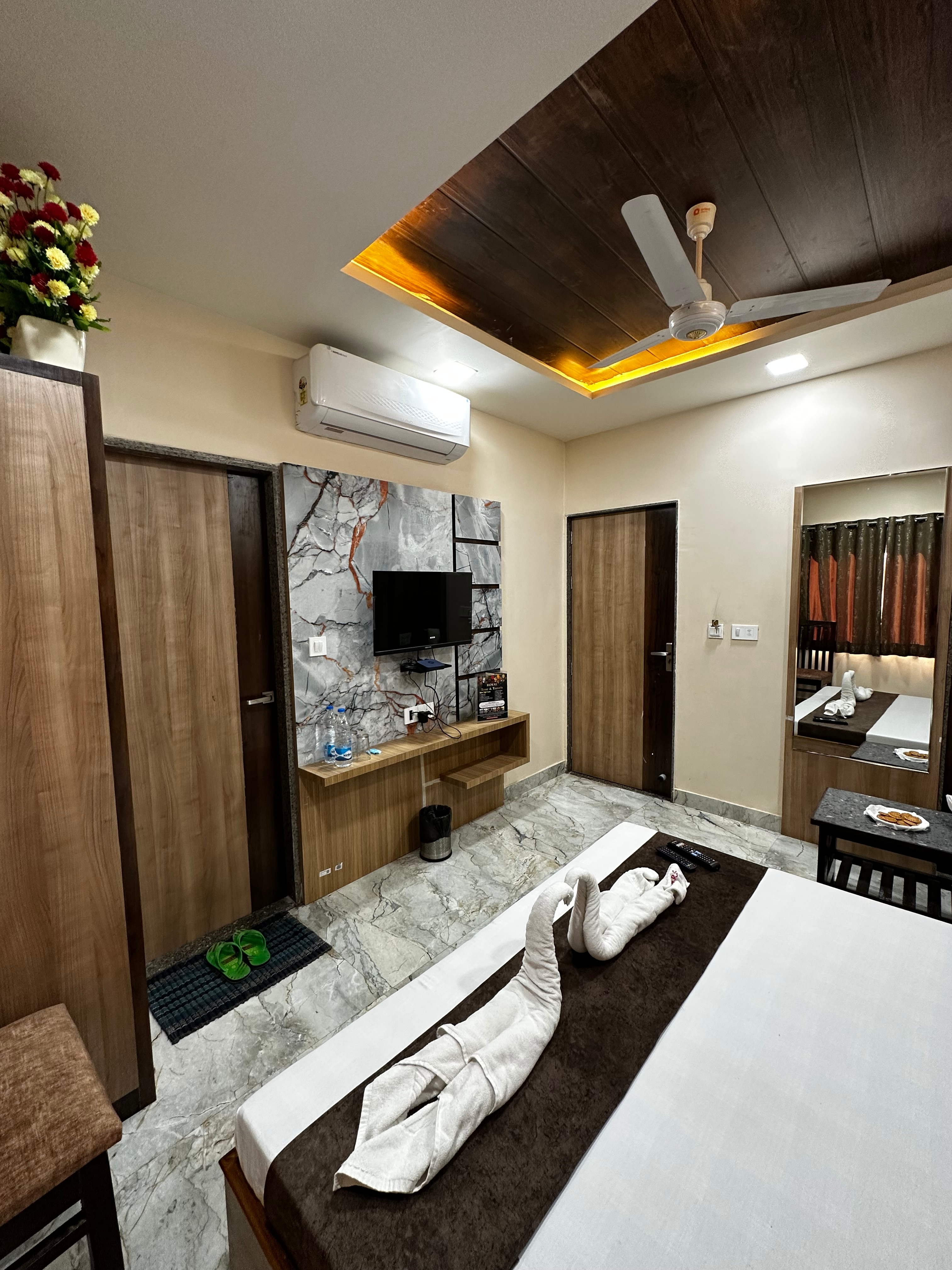 Hotel Royal Suites Plus (100 Meters From Dargah) - Tap to explore photos
