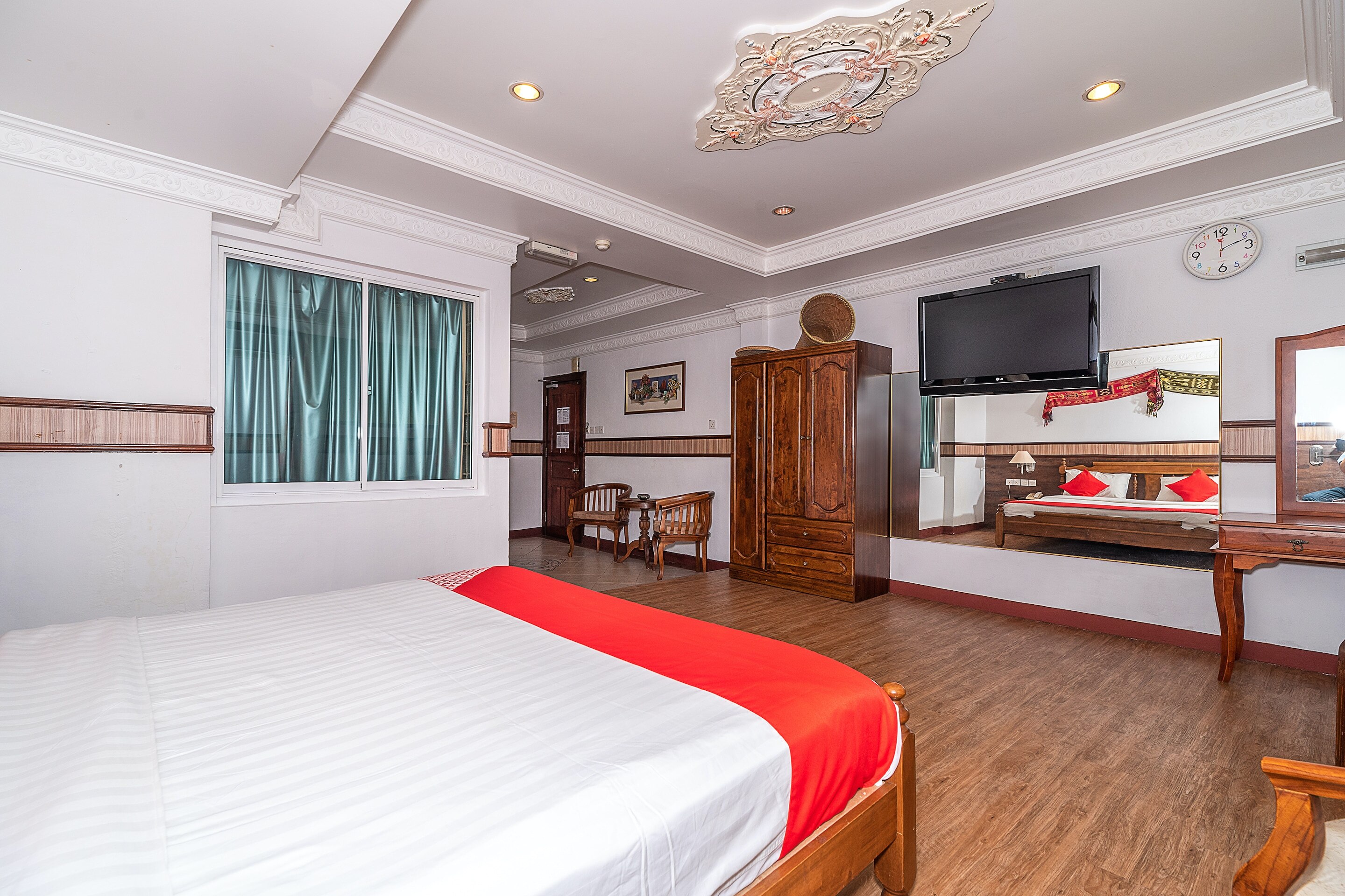 OYO 89864 Hotel Holiday Park - Tap to explore photos