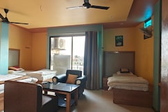 Hotel Bhavya Darbar and restaurant, Mariahu