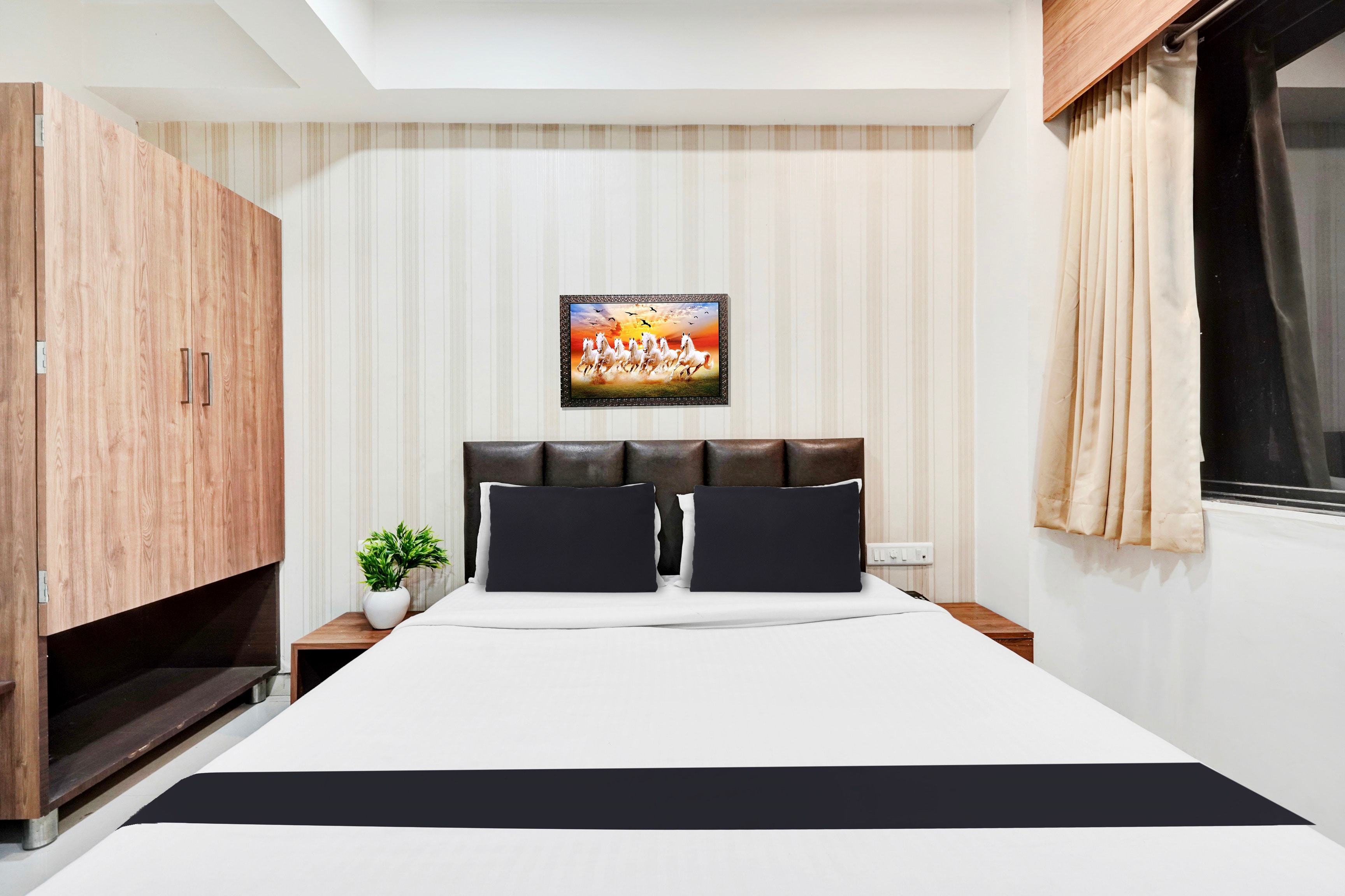 Super Collection O Kudasan Gandhinagar Formerly Hotel Royal Mansion - Tap to explore photos