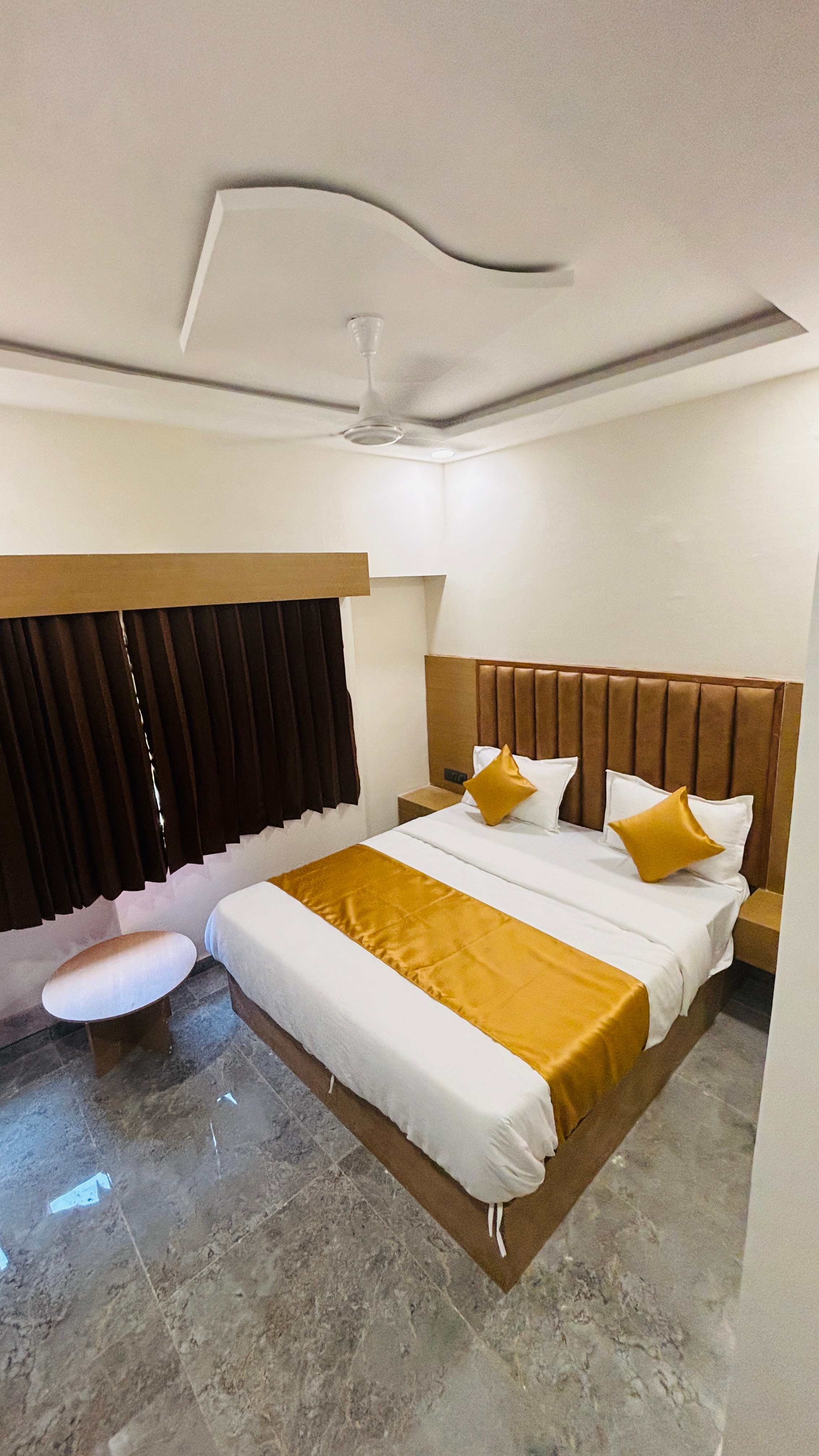 Hotel kings villa - Tap to explore photos