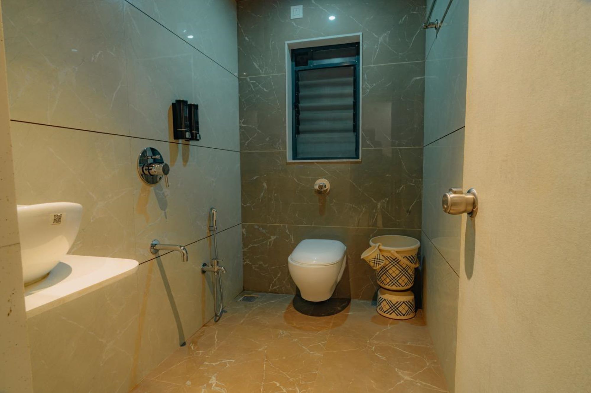 Hotel Jarul Inn Karad - Tap to explore photos