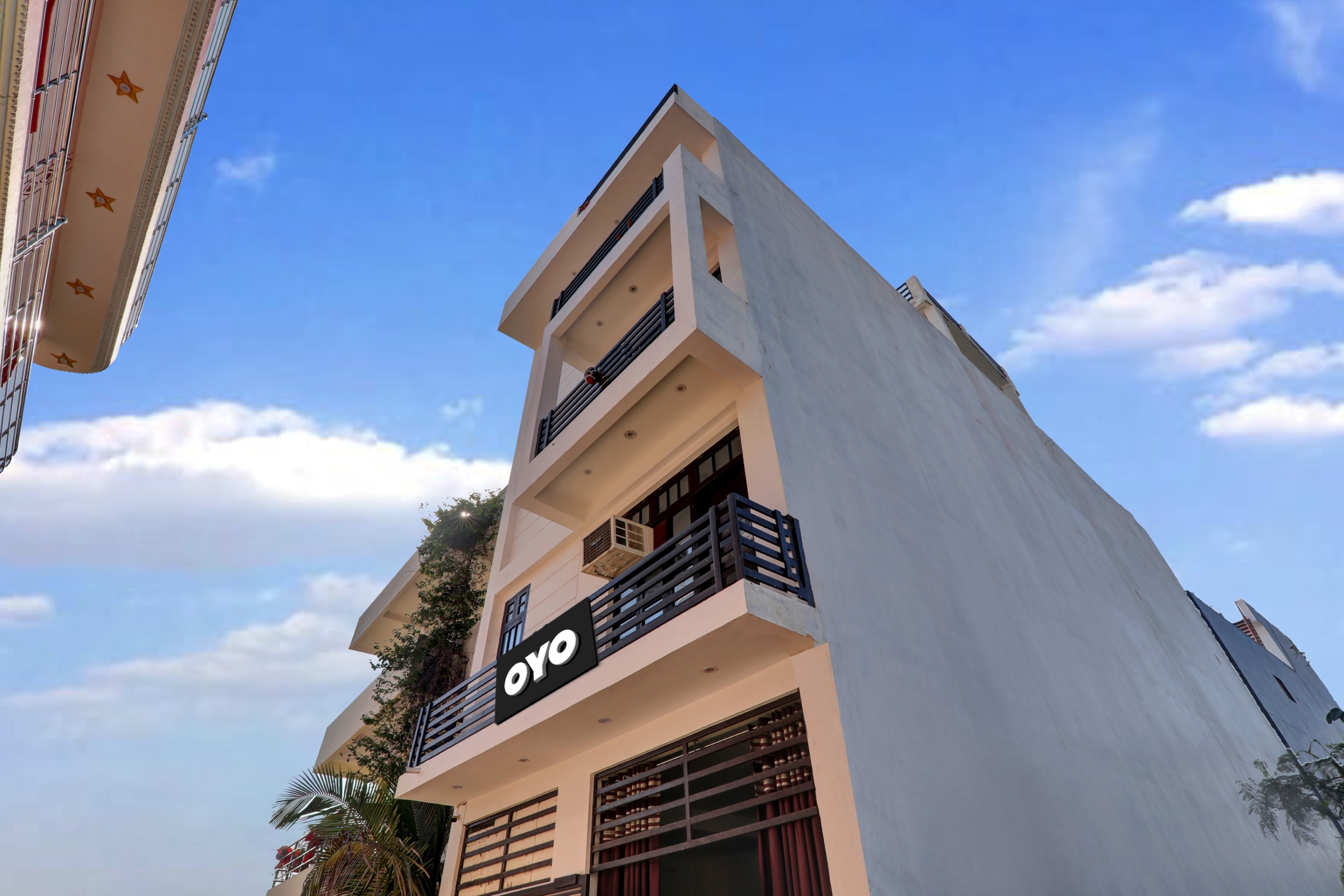 OYO 808788 AMRENDRA INN - Tap to explore photos