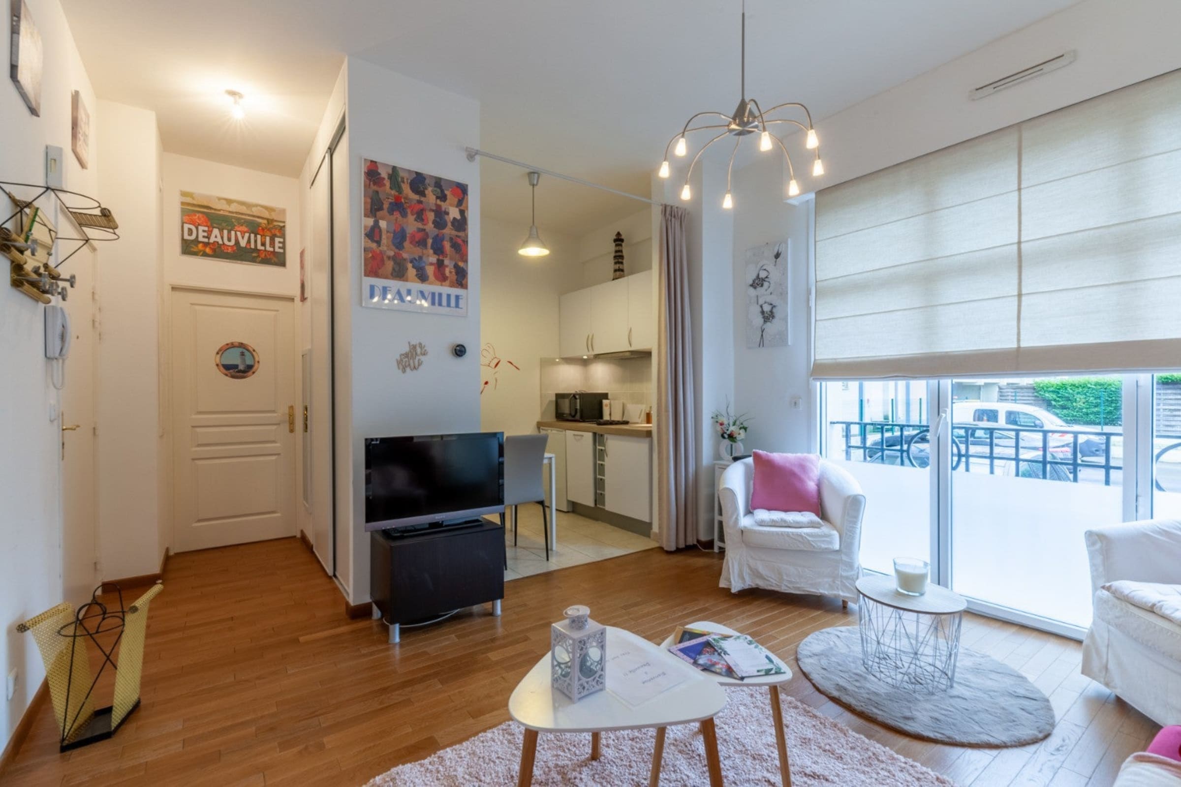 Warm studio 100m from Place Morny and Port - Tap to explore photos