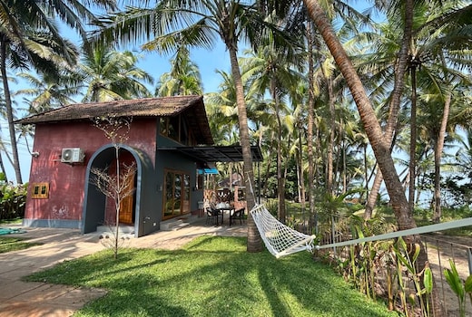 Beachfront & Backwaters 2BHK Villa - Marina B&B