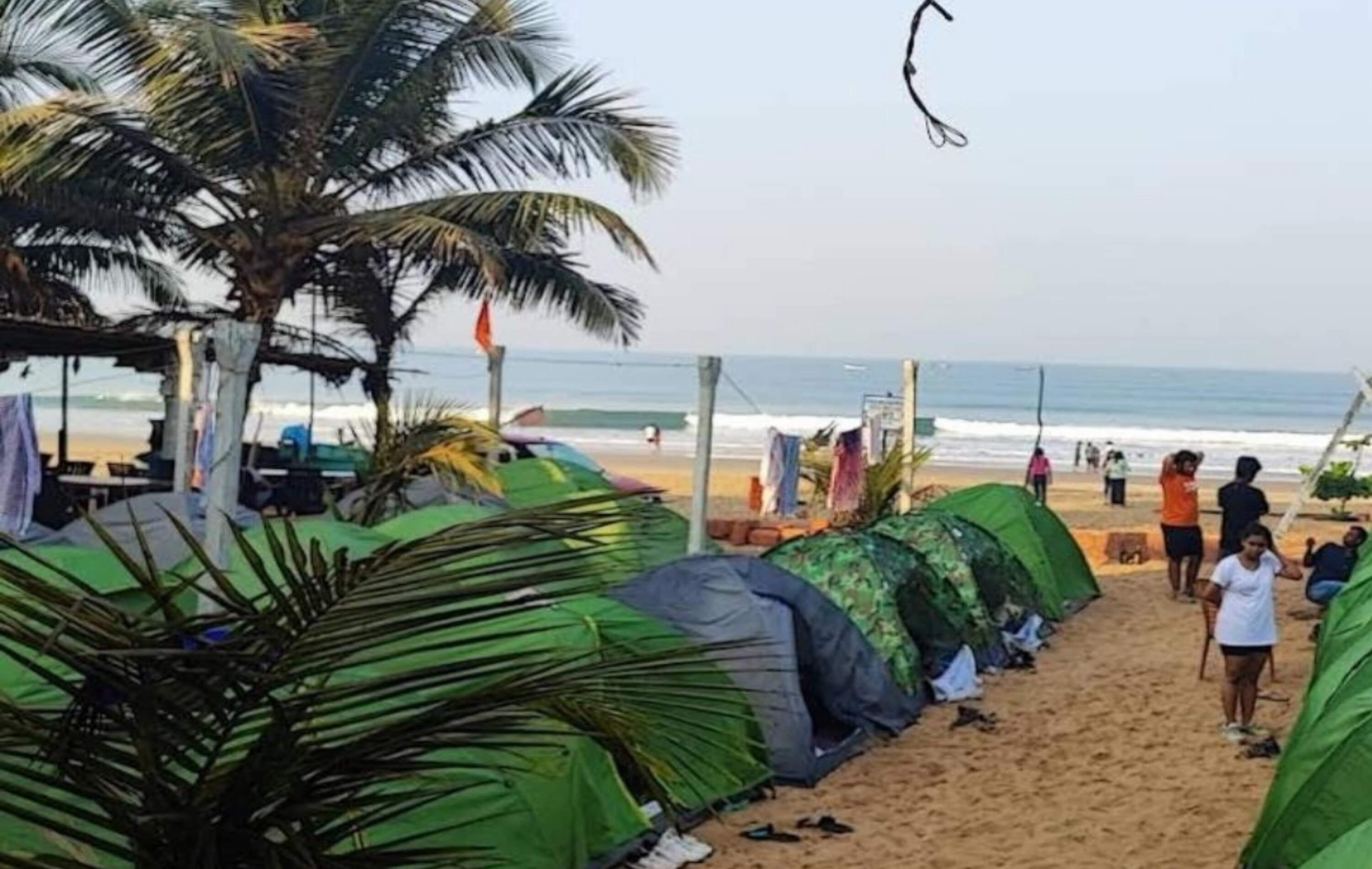 SARVESH ARUNDEKAR HOME STAY IN 3 MINUTS WALK BEACH AC ROOM - Tap to explore photos