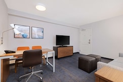 Embassy Suites Chicago Downtown - No Resort Fee, Chicago