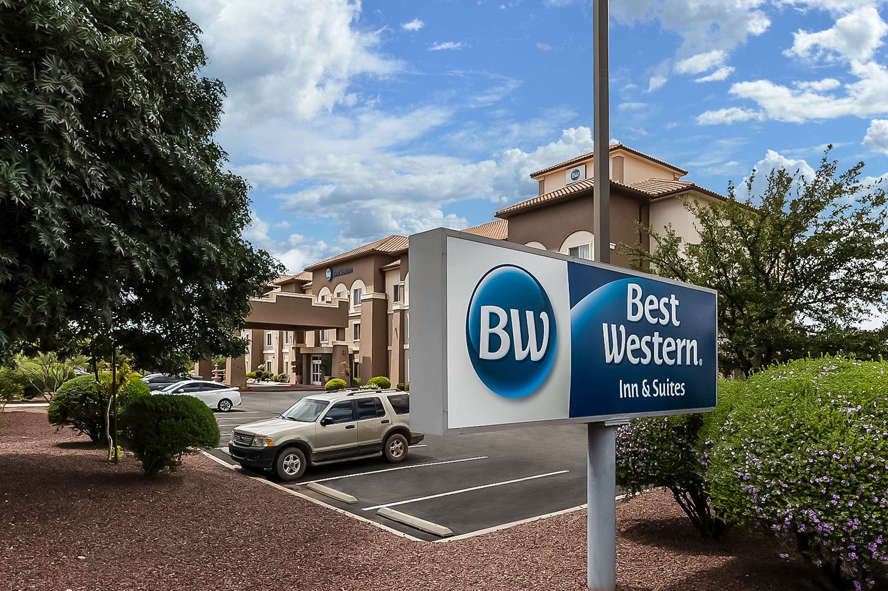 Best Western Douglas Inn & Suites - Tap to explore photos