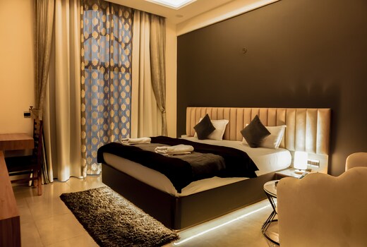 Hayaat's Stay (Suite Room) Omaxe Hazratganj