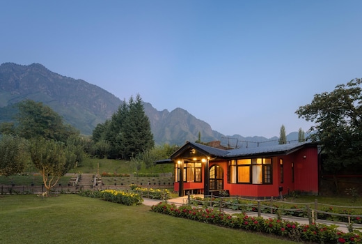 LohonoStays The Red Cottage At Zaznar