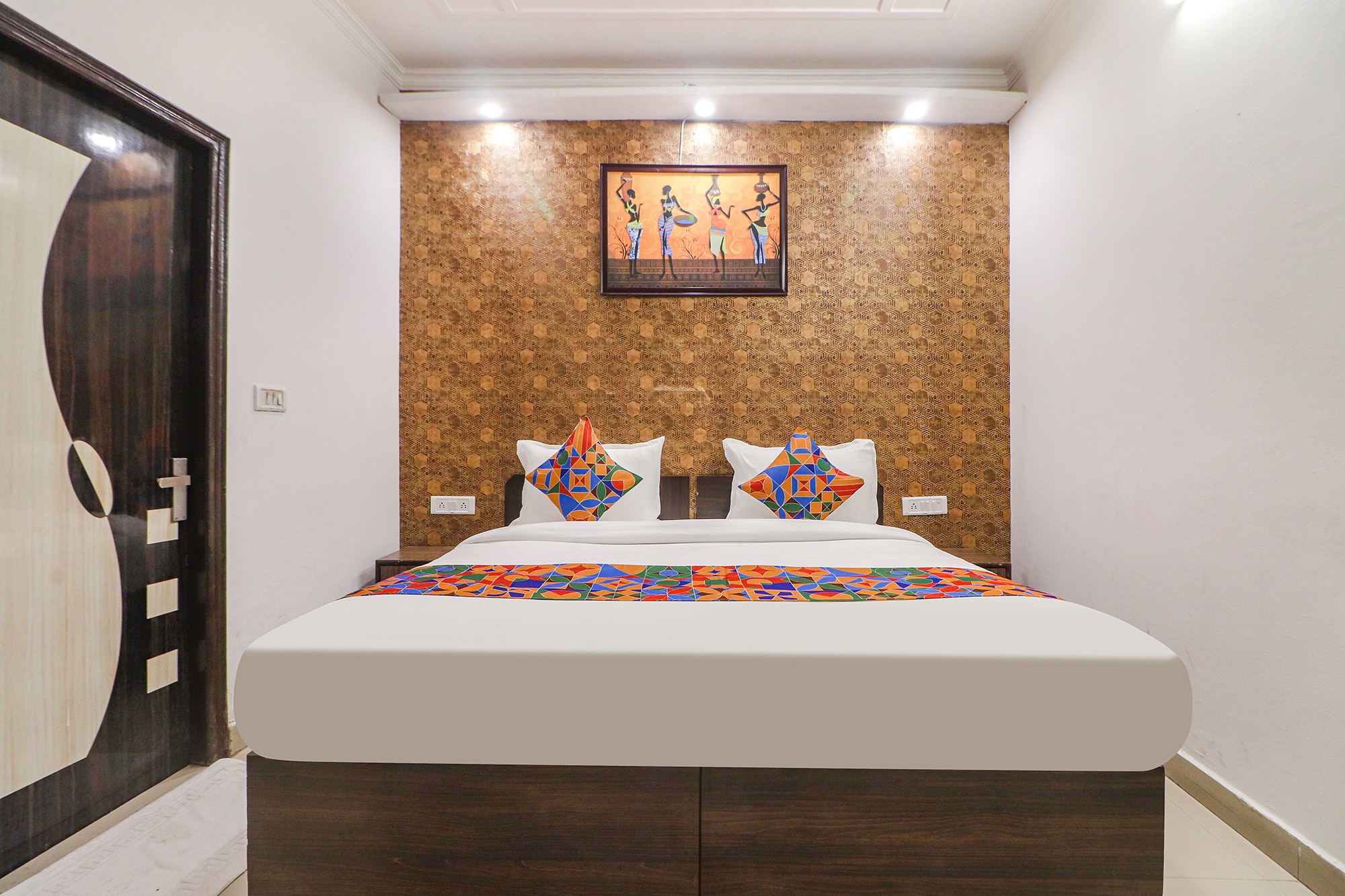 FabExpress Rainbow Villa - Nr. IGI Airport New Delhi - Tap to explore photos
