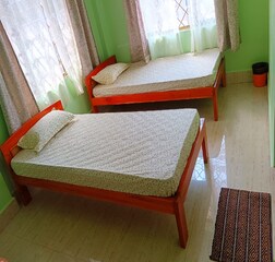 Double Bed / Twin Bed with Free Wifi