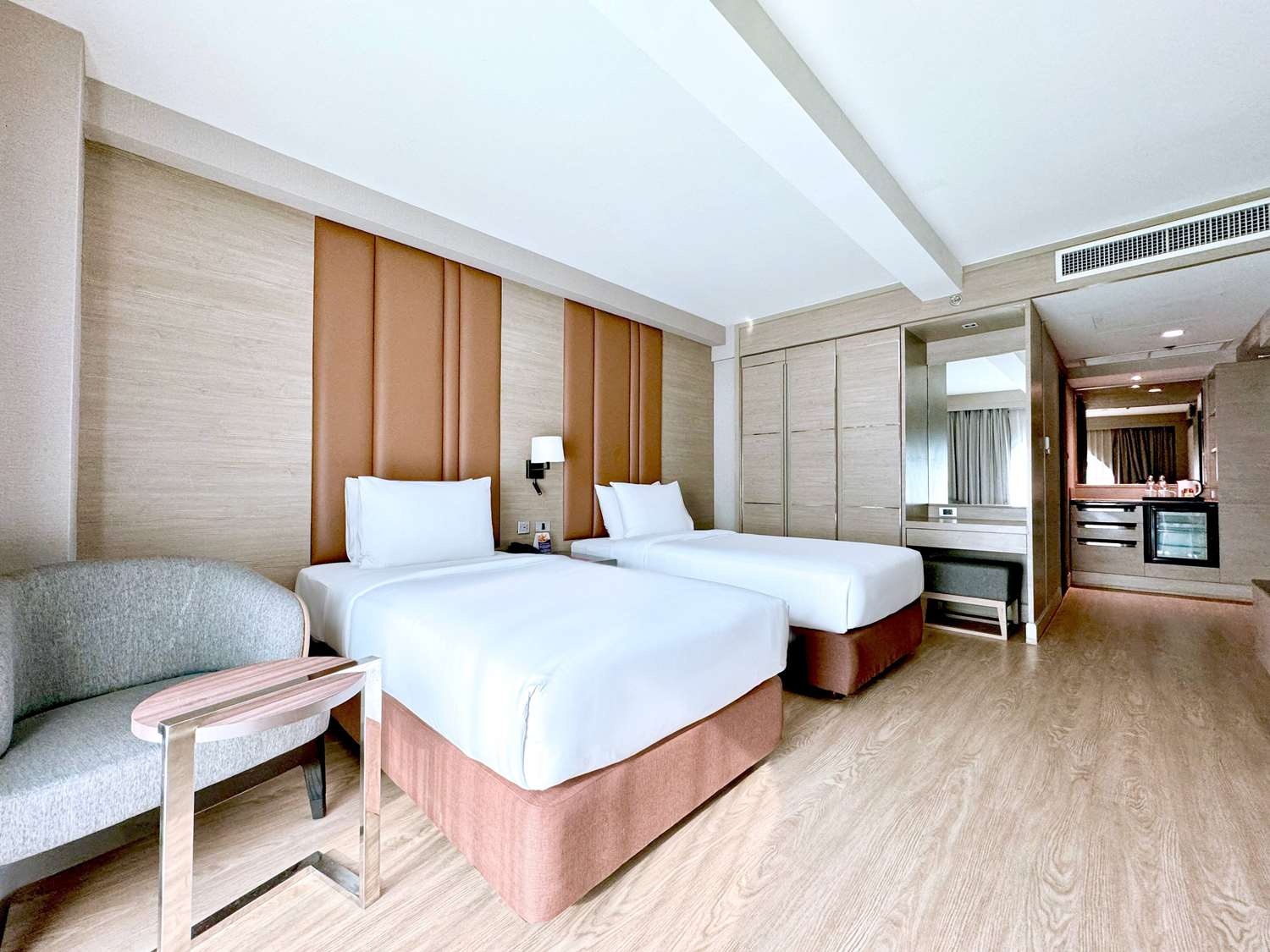 Ramada By Wyndham Bangkok Sukhumvit Soi 11 - Tap to explore photos