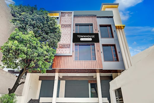 Super Townhouse Dera Bassi